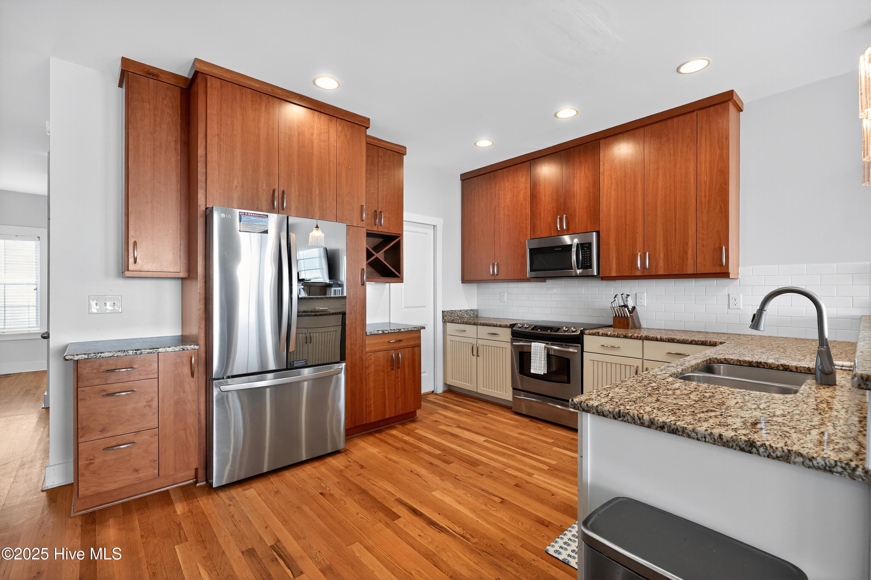 100525482 | Photo 15