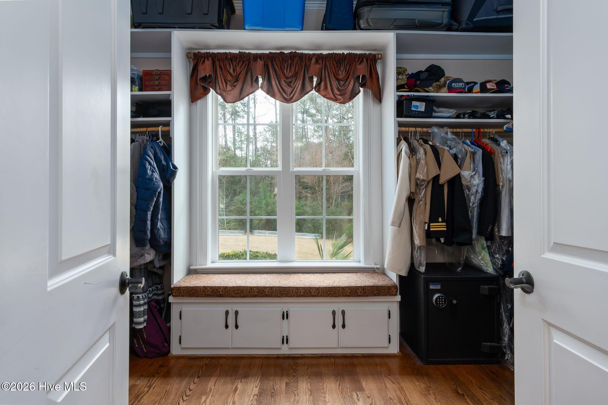 100556327 | Photo 28