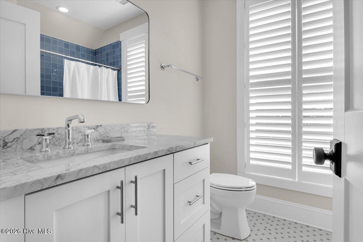 100563677 | Photo 40