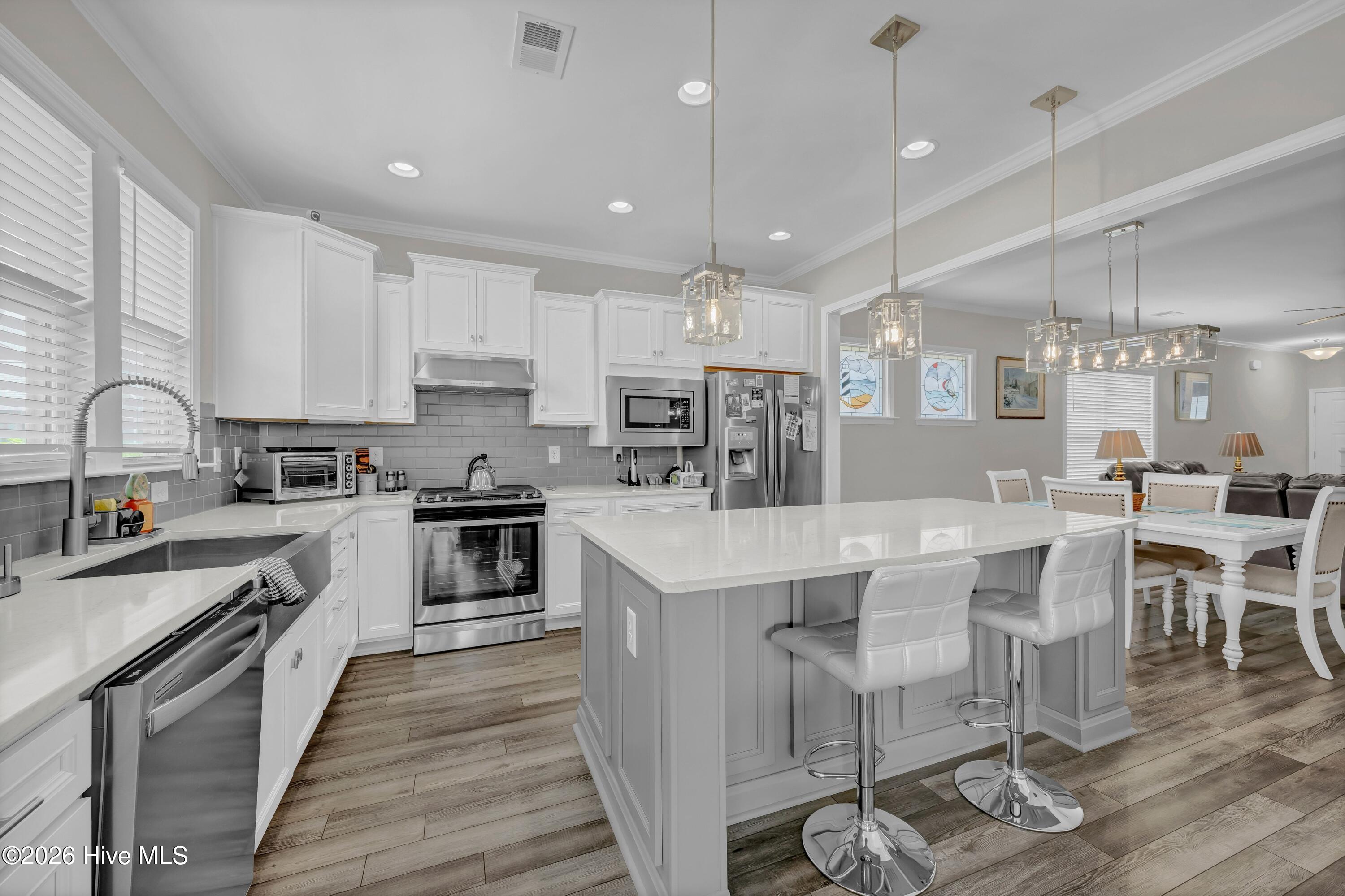 100561107 | Photo 10