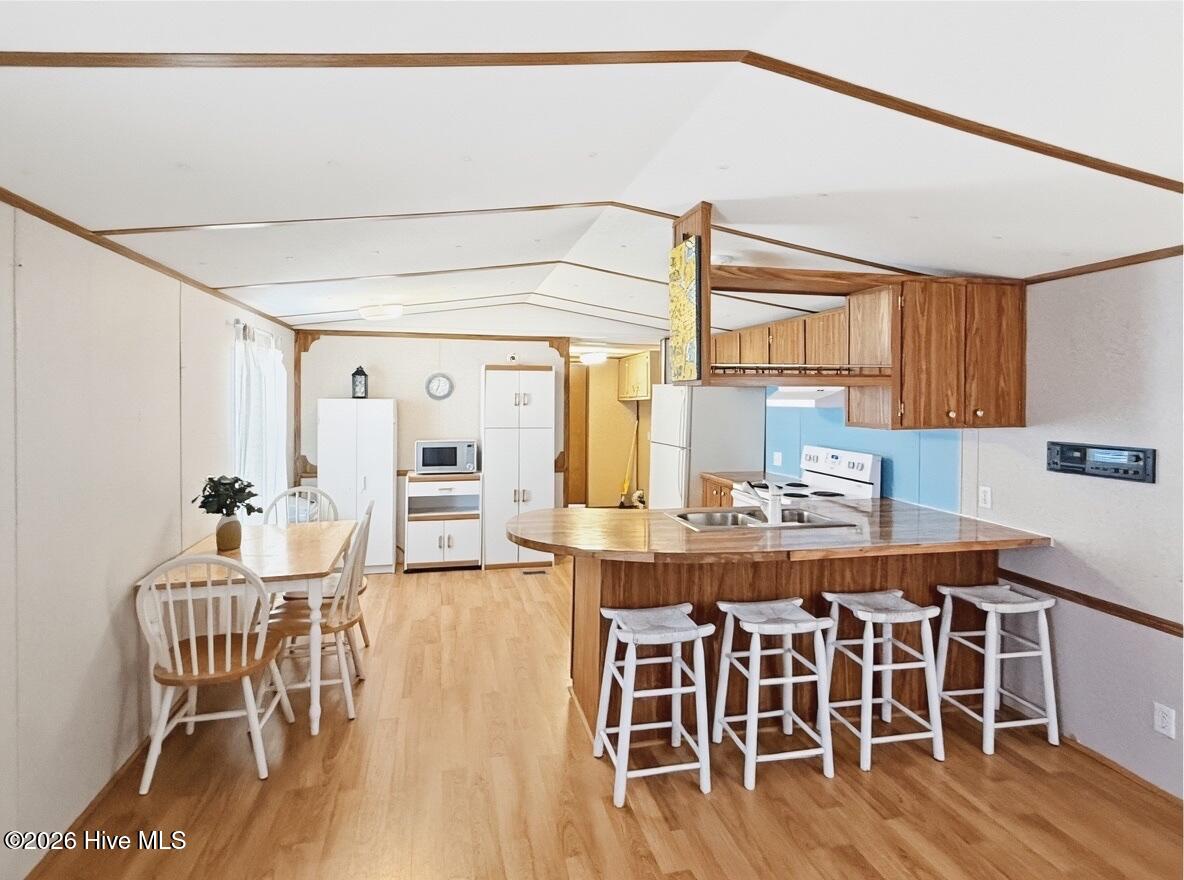 Eat In Kitchen and Bar area