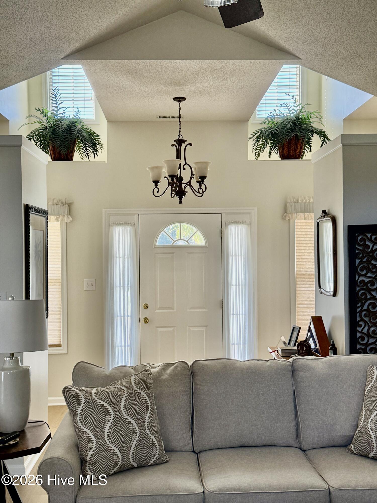 100561719 | Photo 11