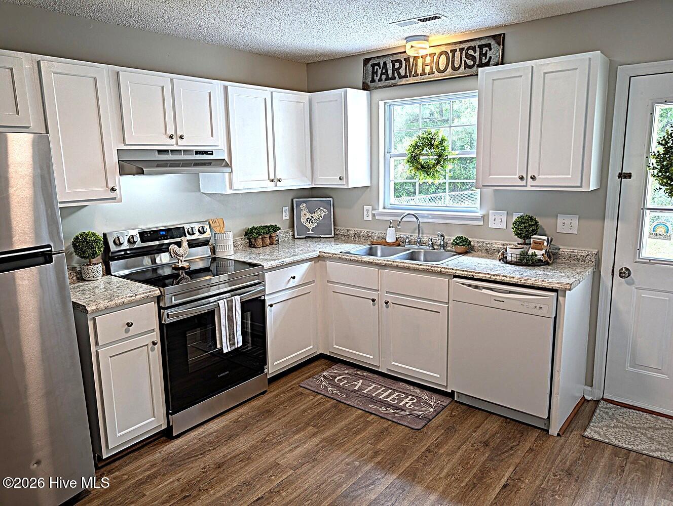 114 Live Oak Court, Midway Park, NC 28544 – photo 7: 114 LIVE OAK KITCHEN1