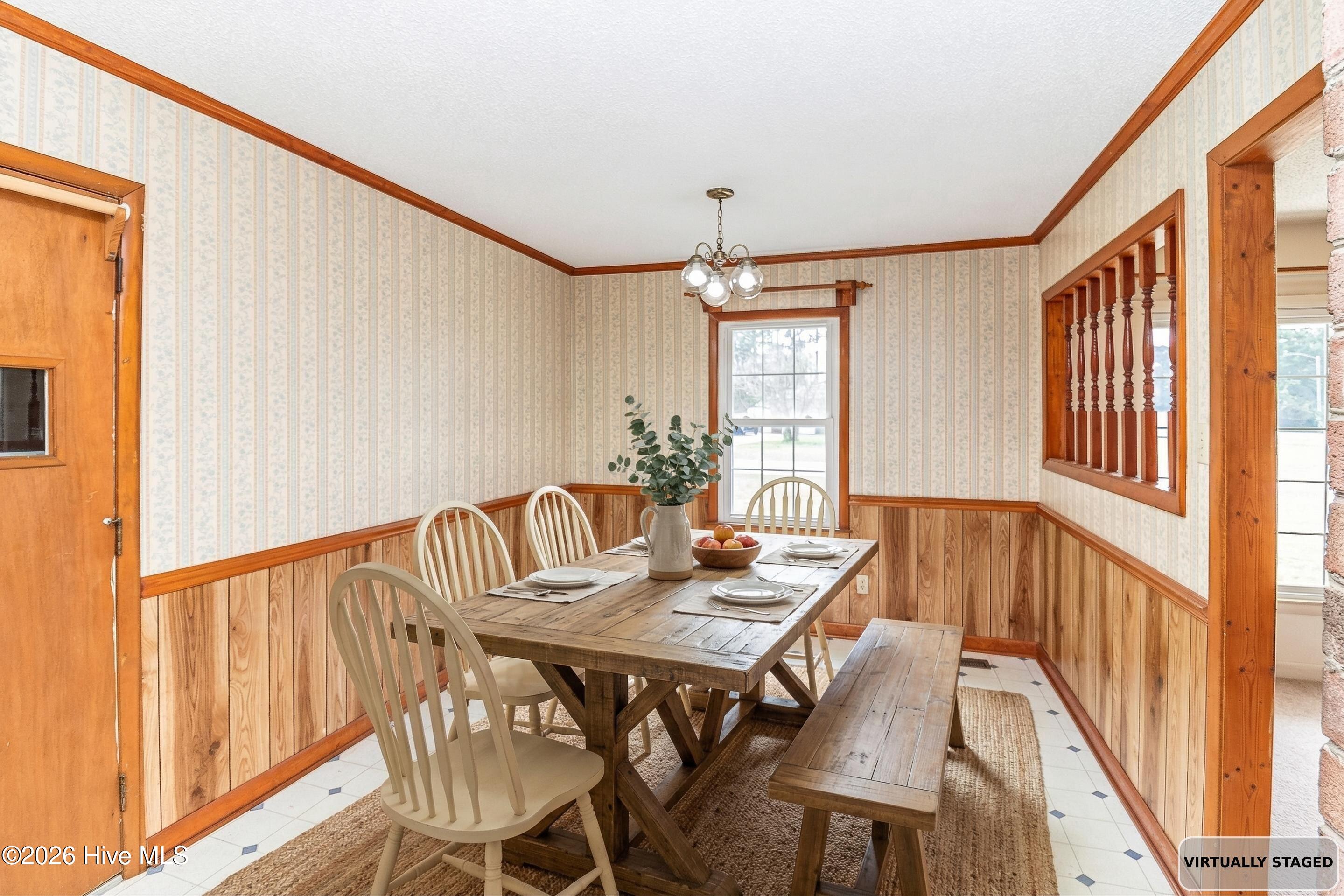 3-DiningArea-VStaged