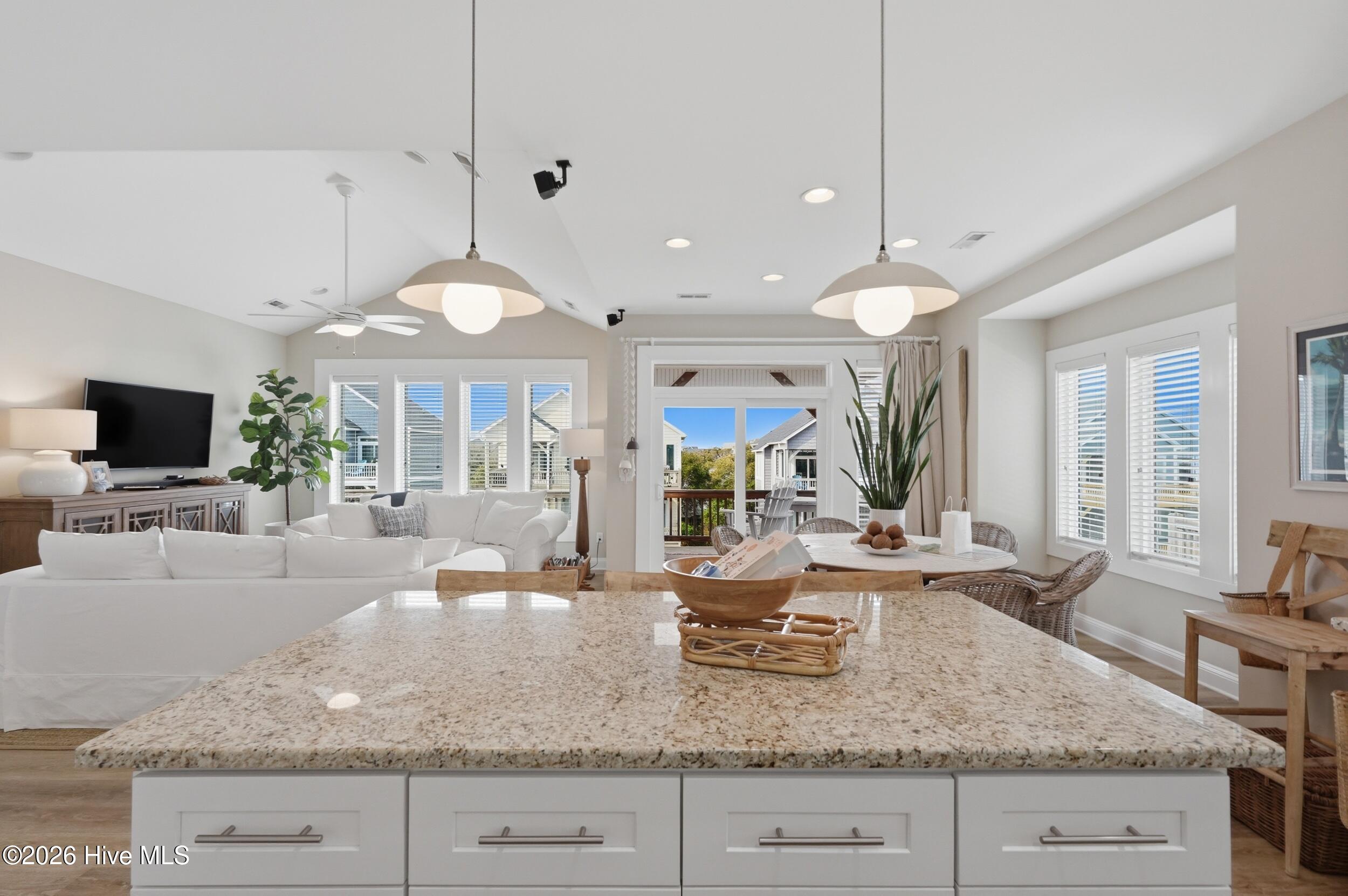 100562493 | Photo 11