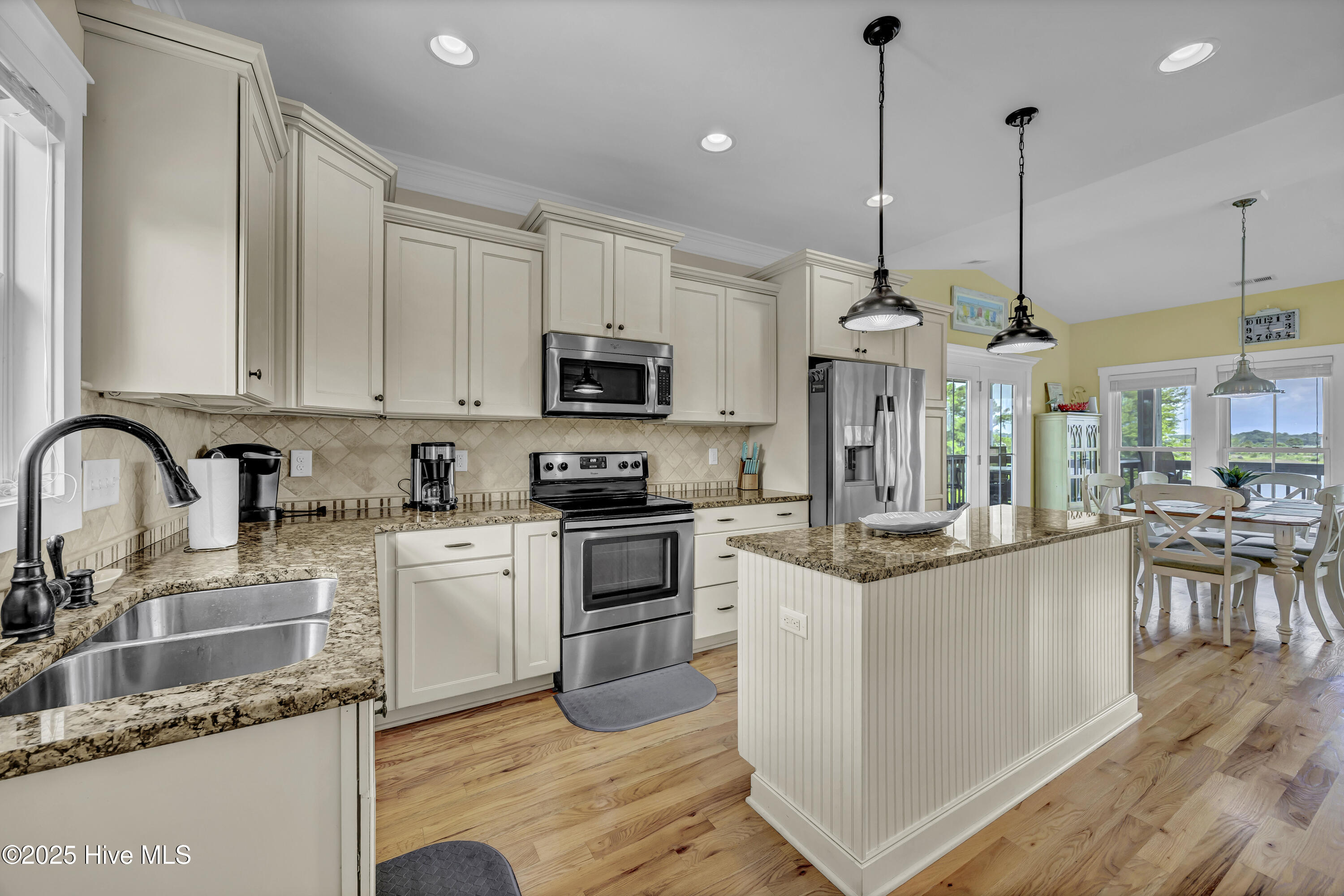 100522318 | Photo 13