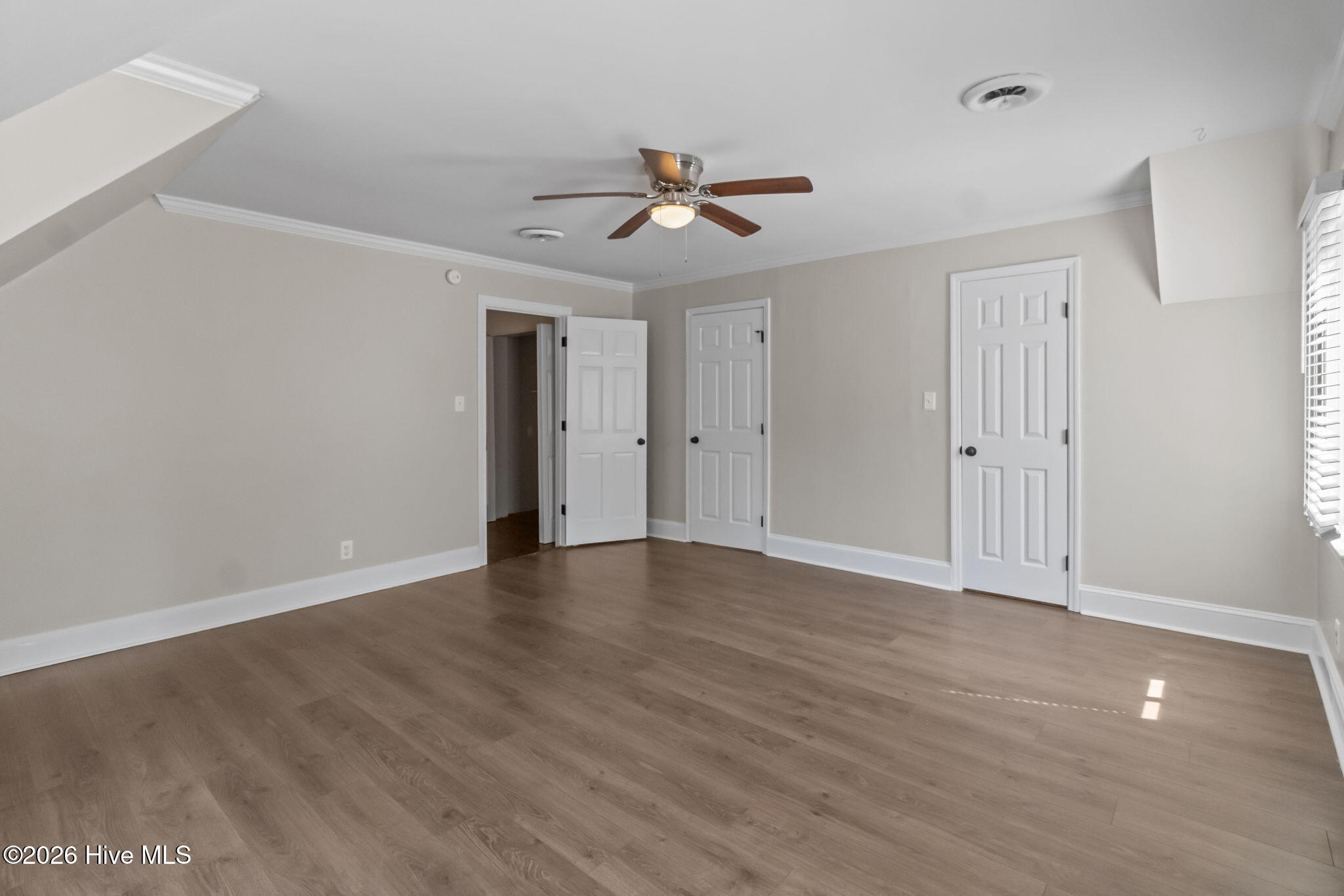 100560043 | Photo 32