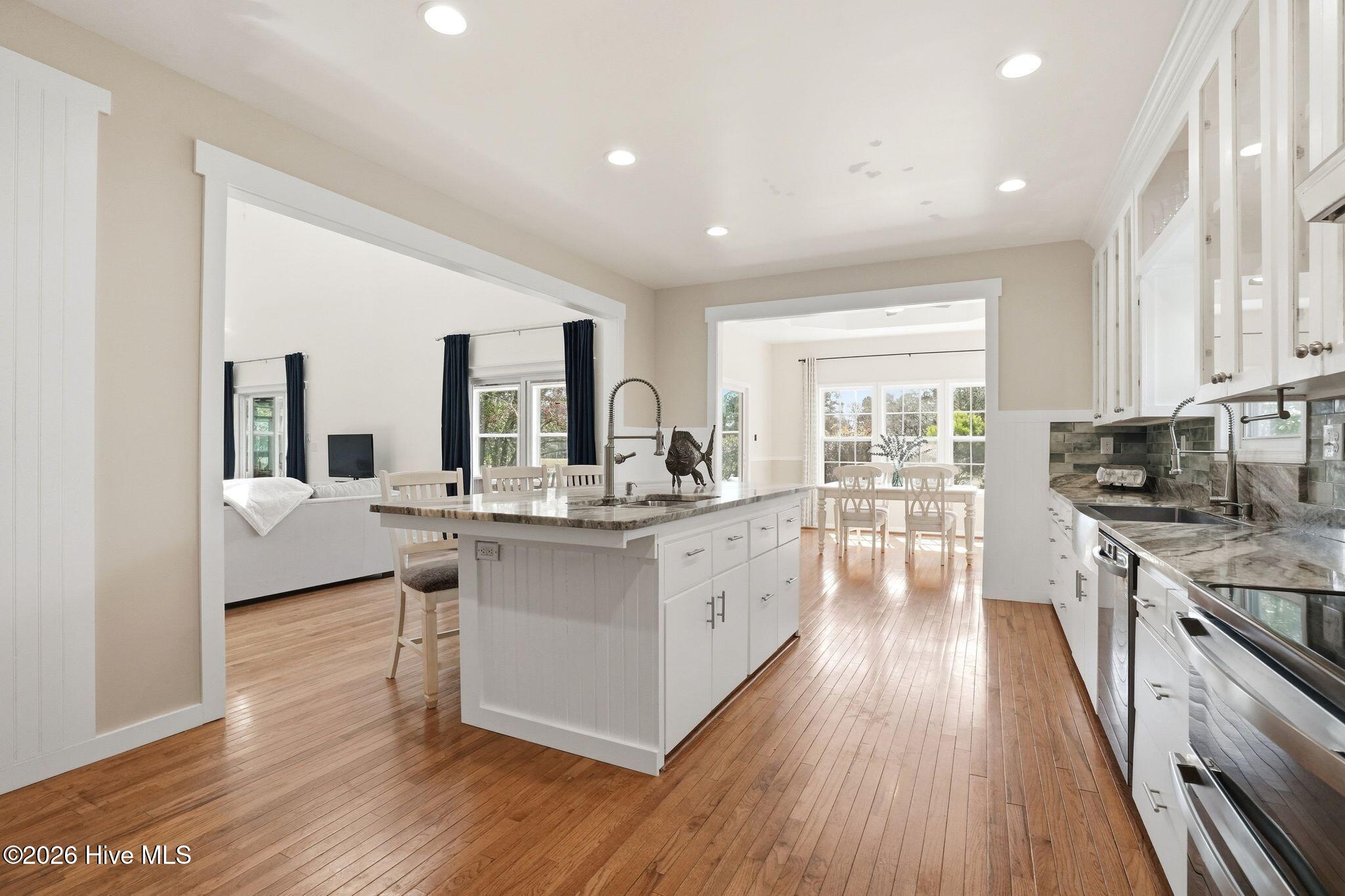 100560935 | Photo 32