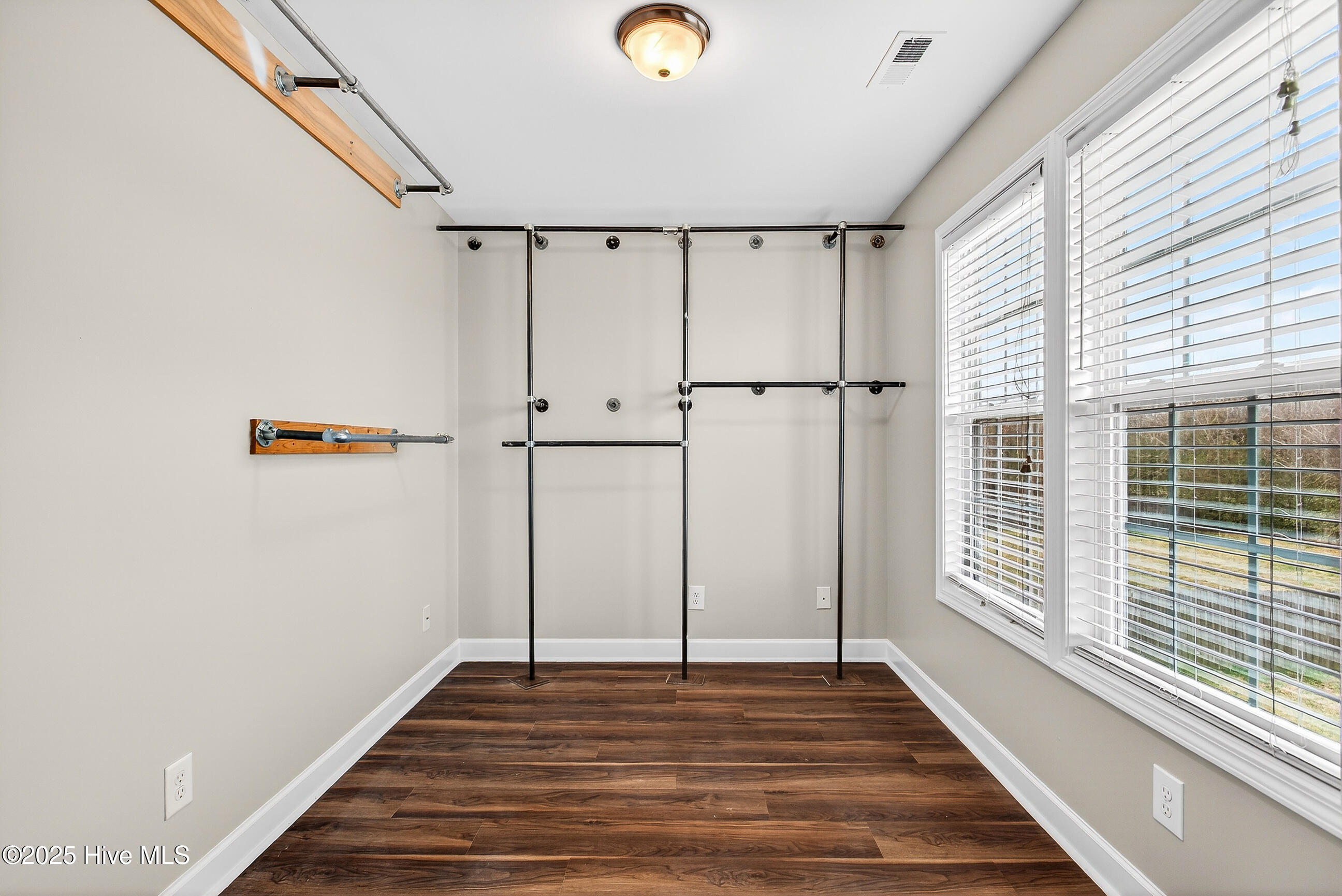 100547089 | Photo 25