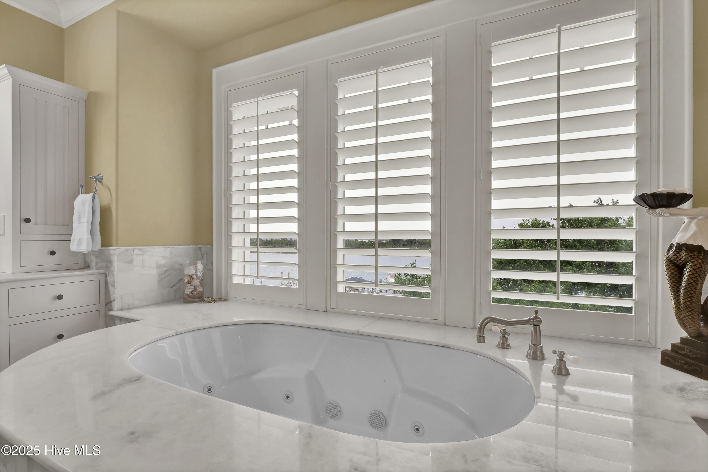 100504113 | Photo 32