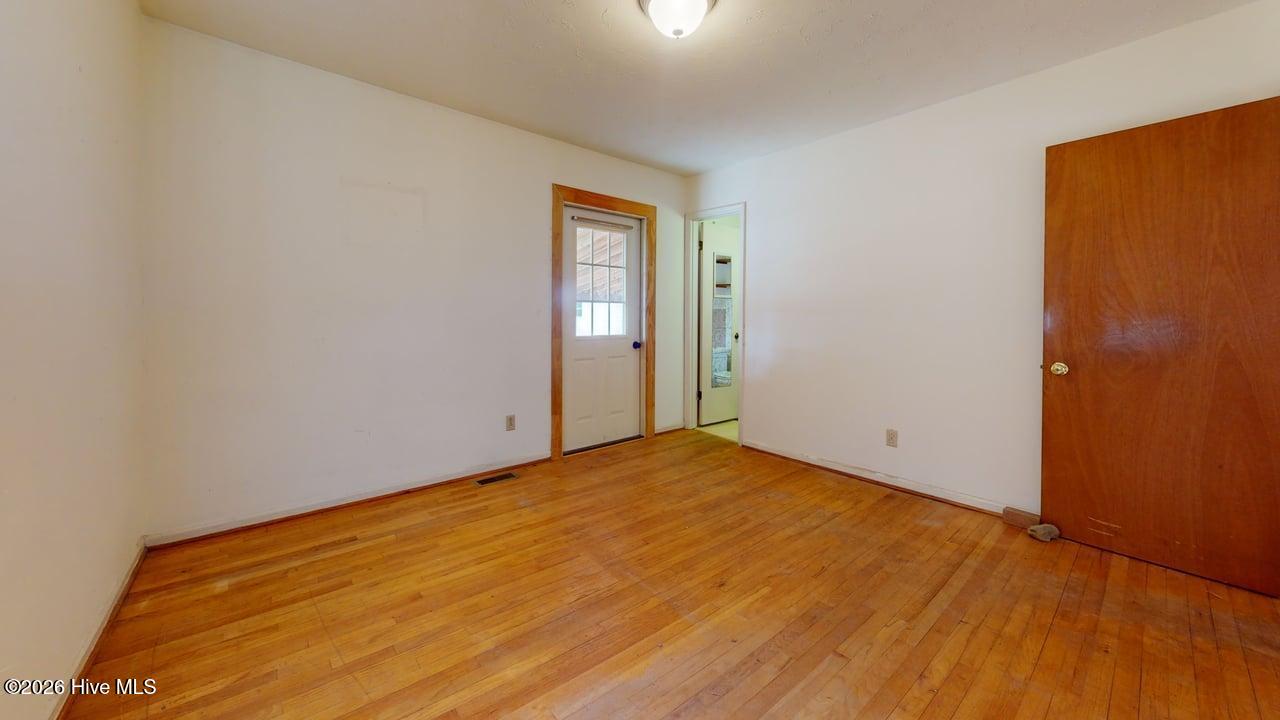 100557850 | Photo 16