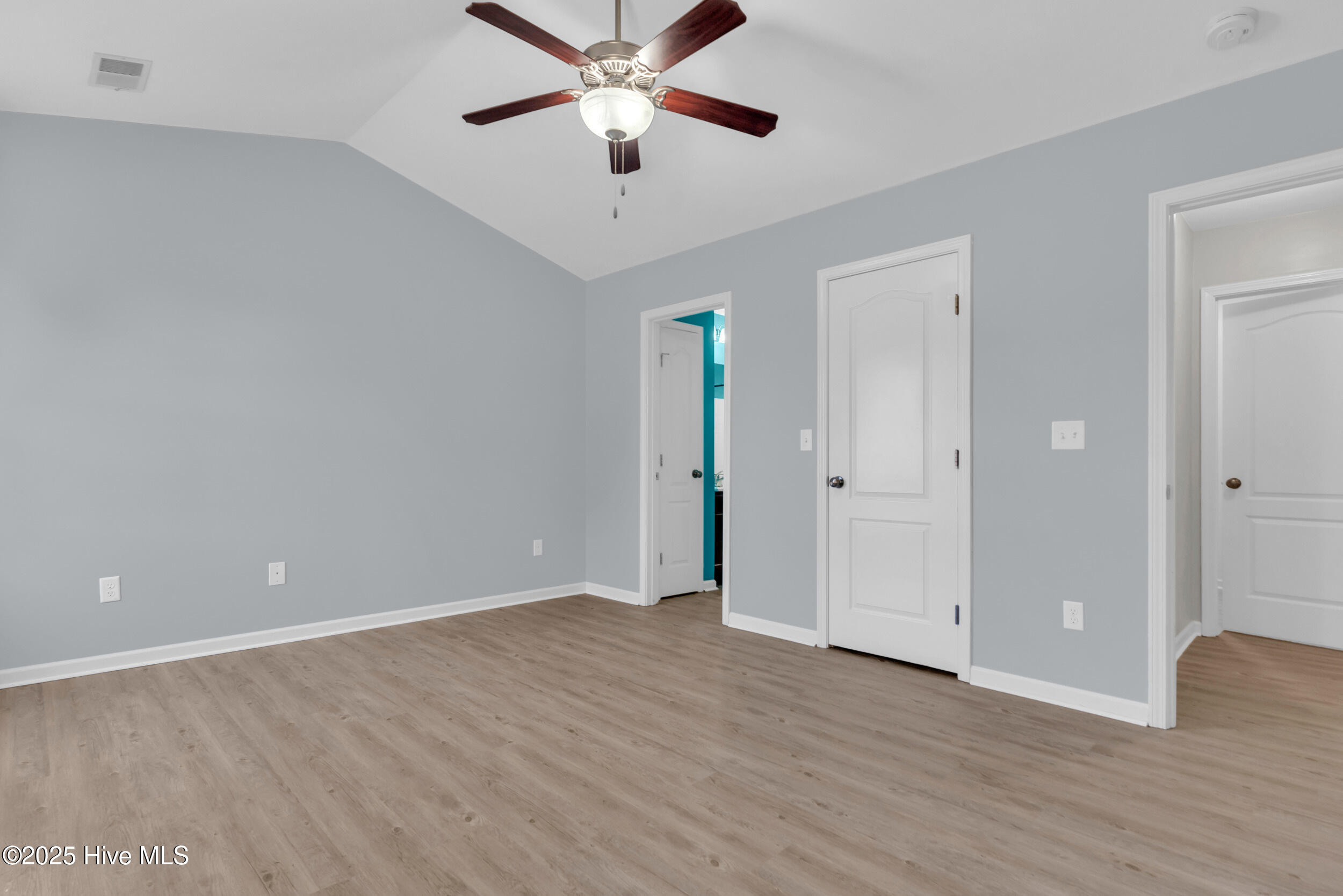 100545882 | Photo 16