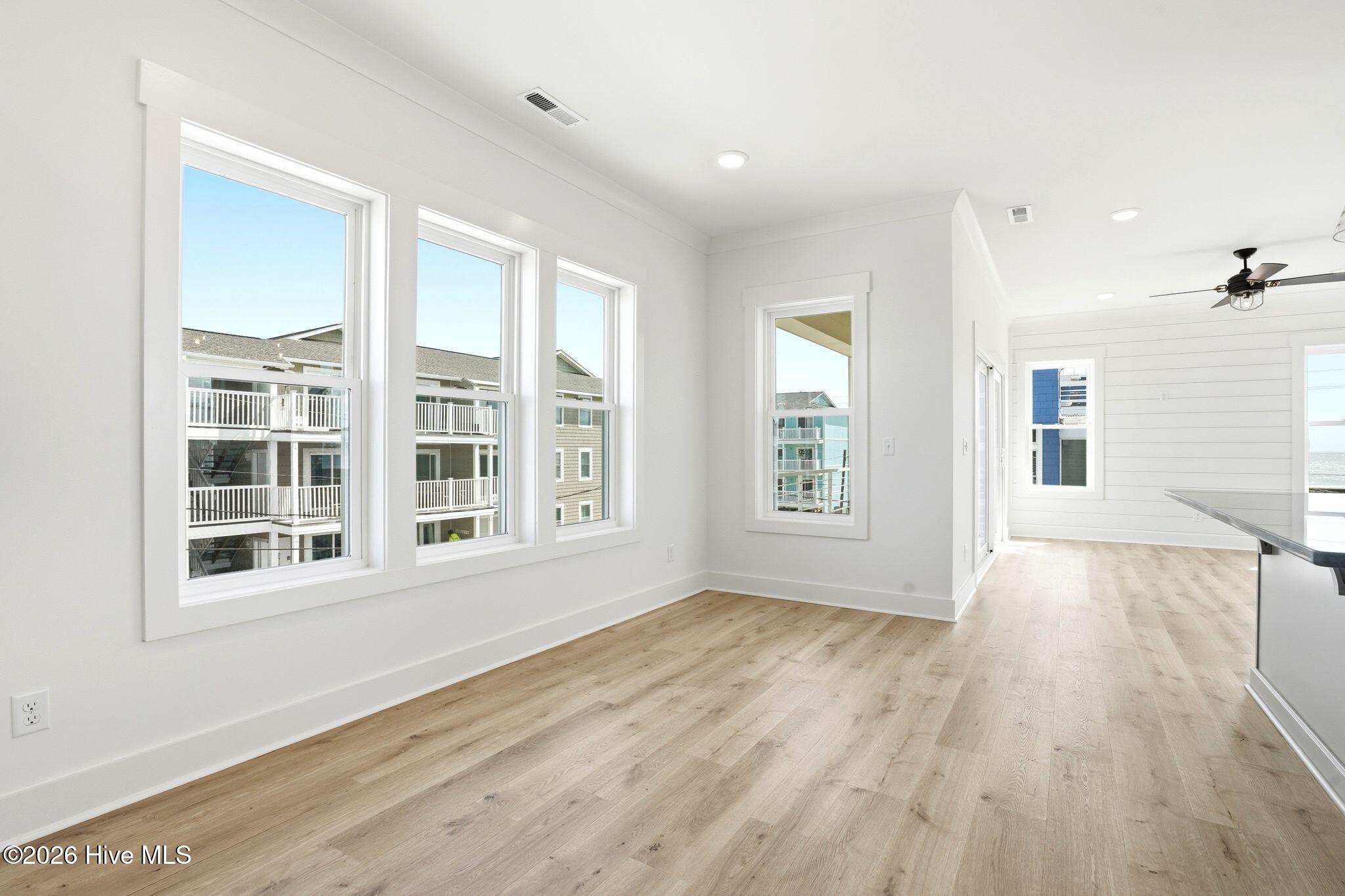 100561284 | Photo 55