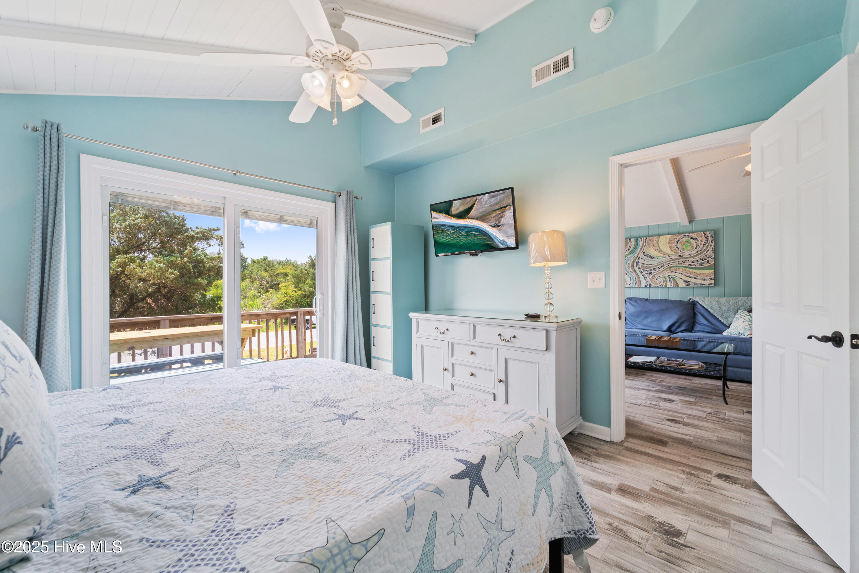 100548347 | Photo 16