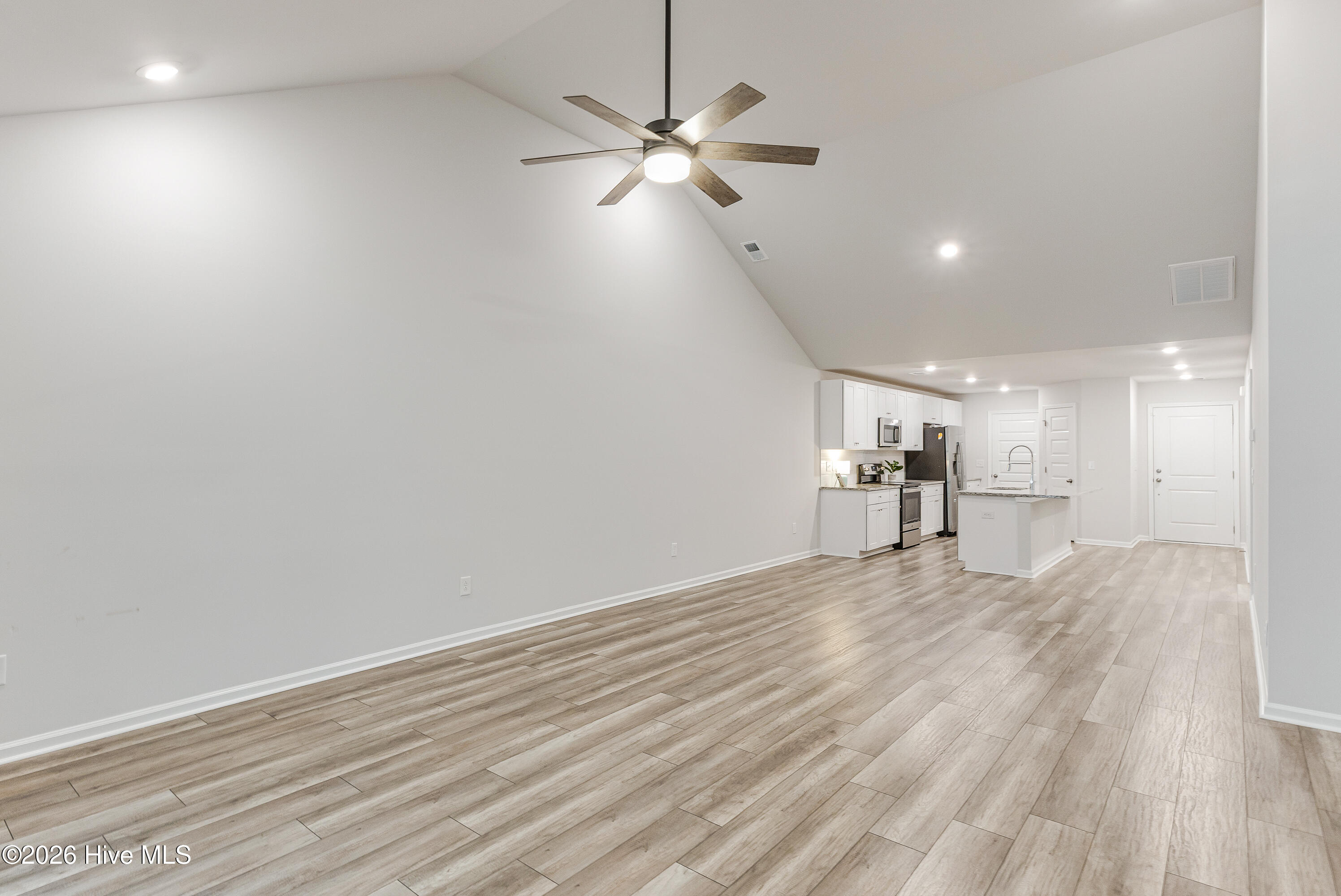 100561168 | Photo 13