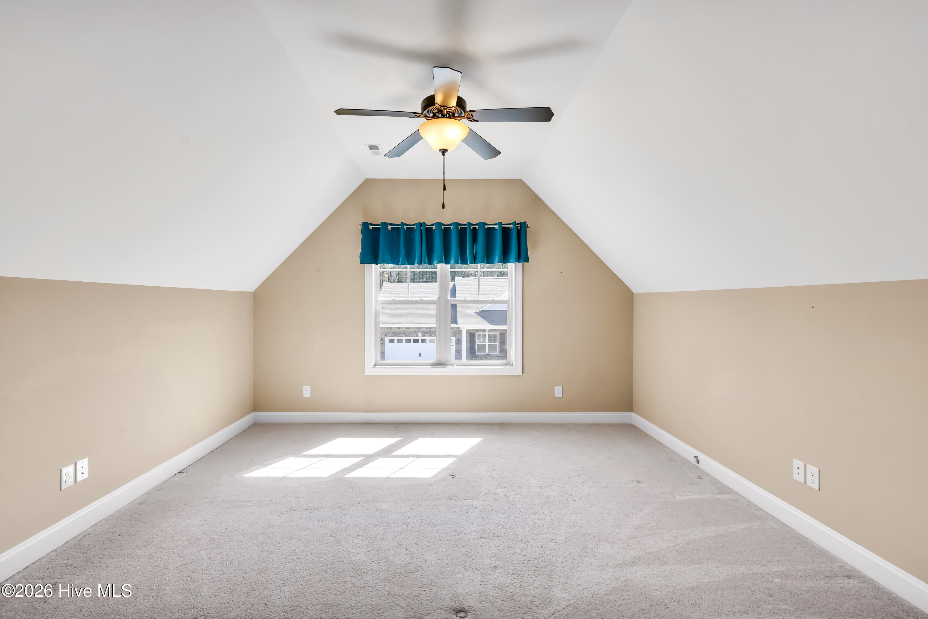 100562046 | Photo 25