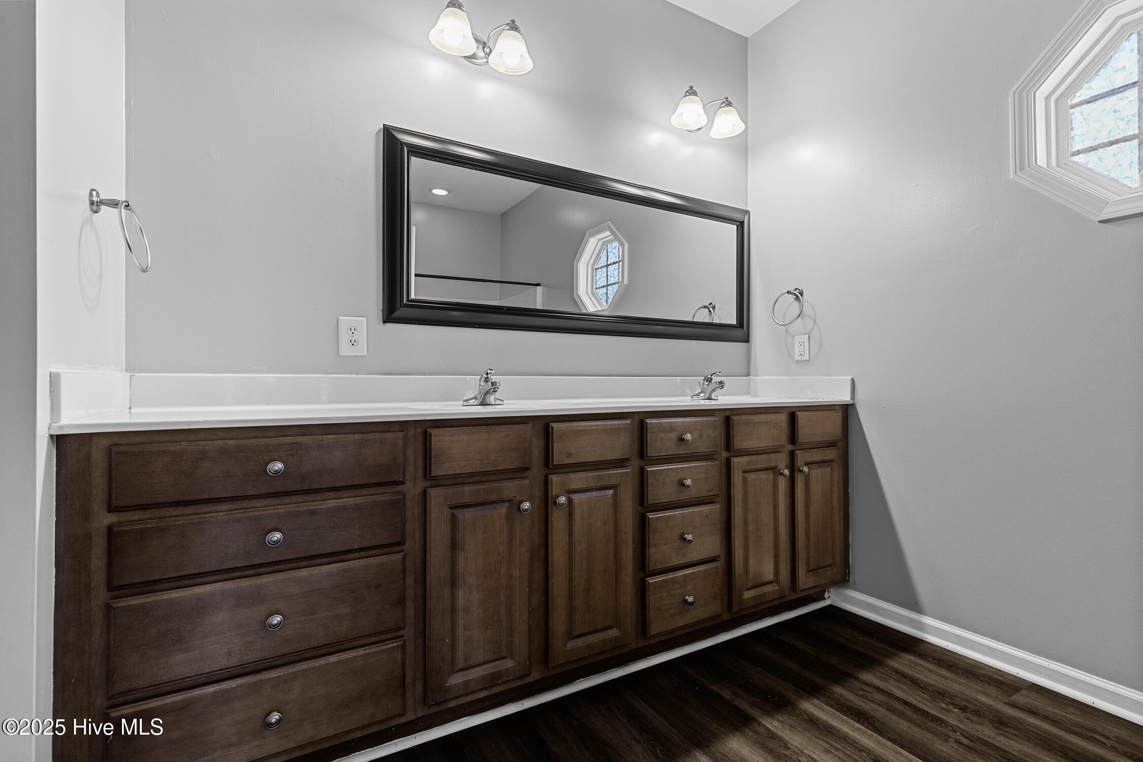 100545570 | Photo 22