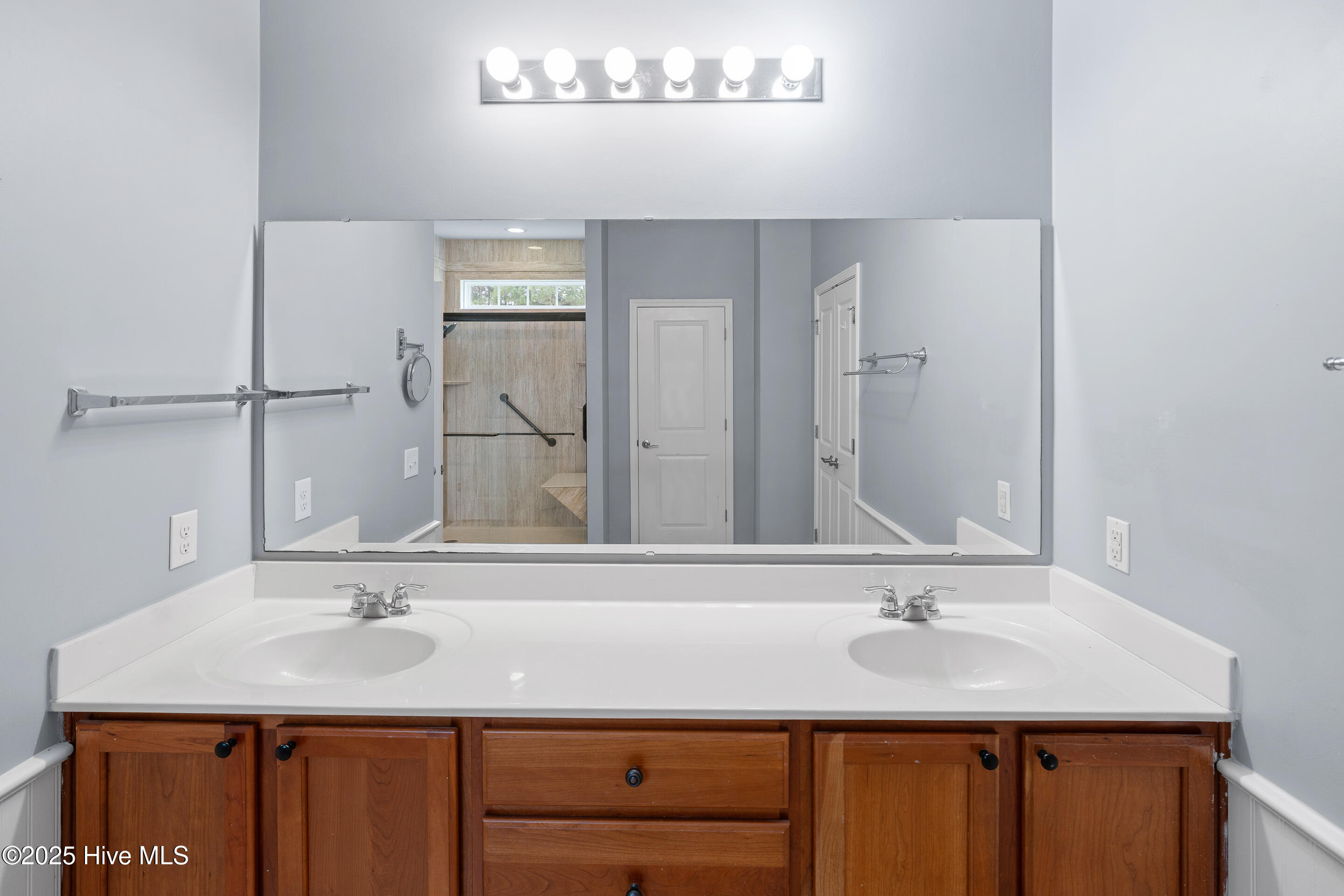 100533720 | Photo 27