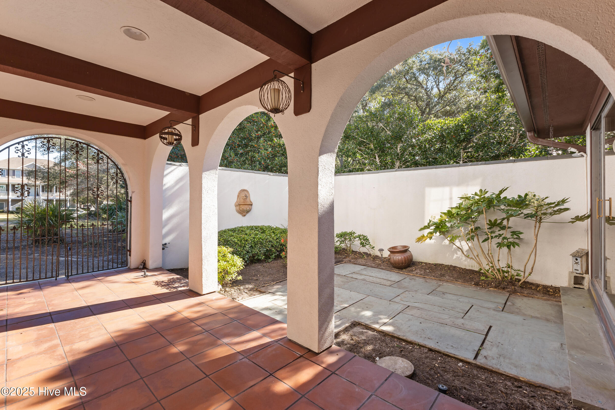 100541018 | Photo 11