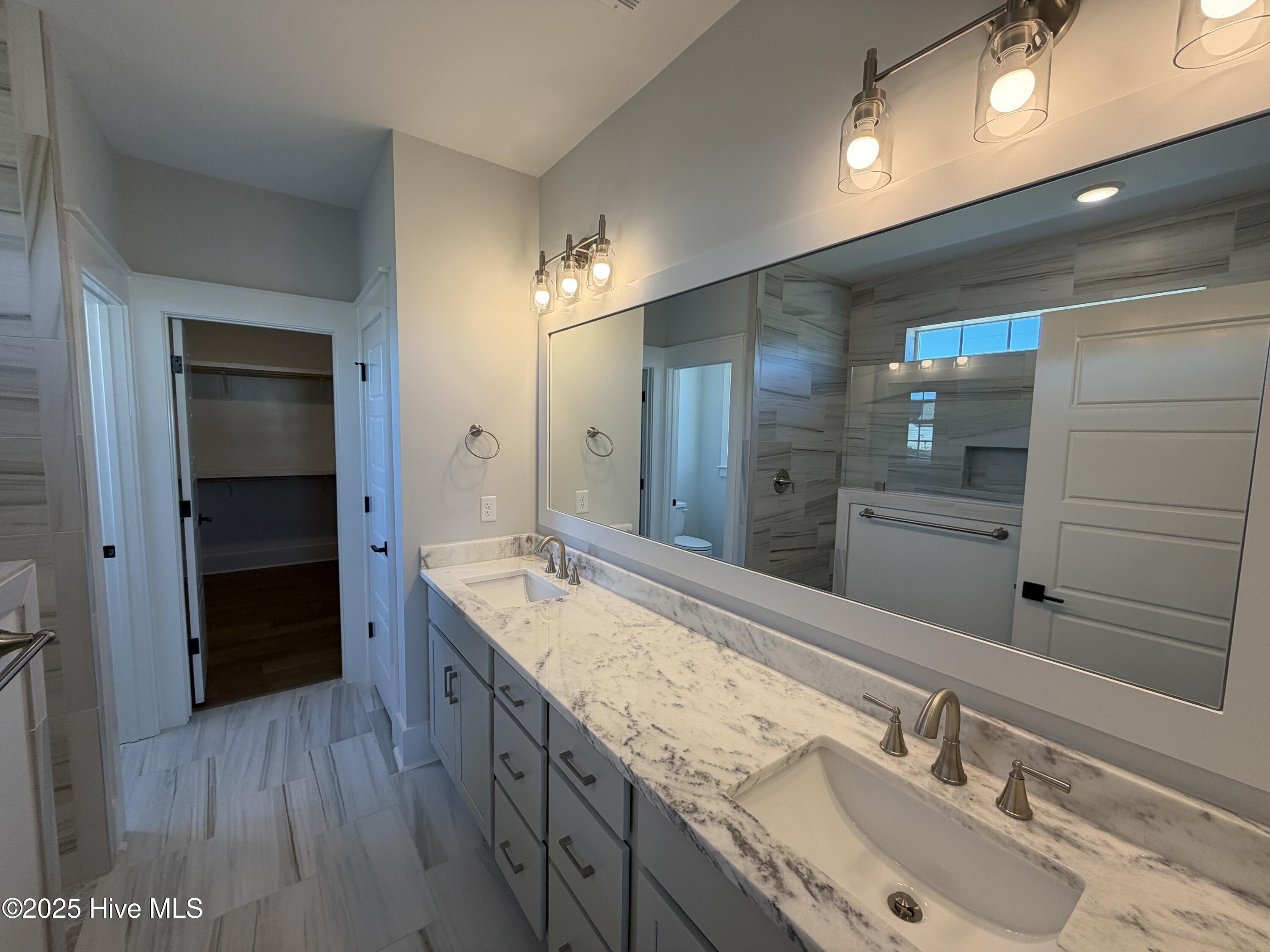 100518580 | Photo 43