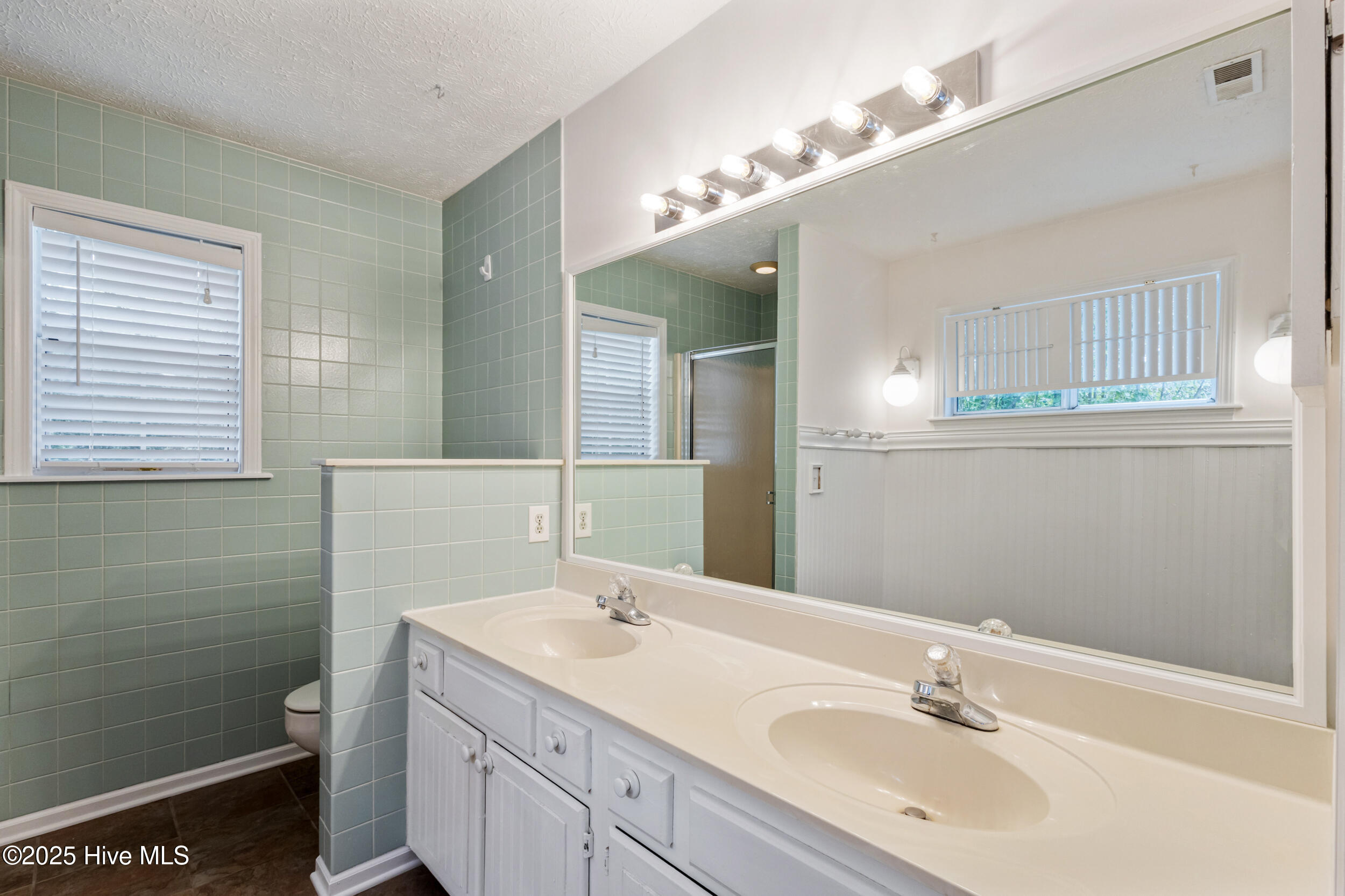 100531370 | Photo 35