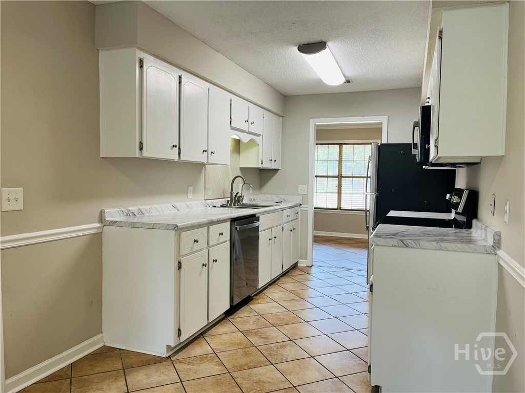 Kitchen and breakfast area
