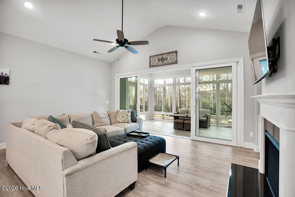 100558755 | Photo 18