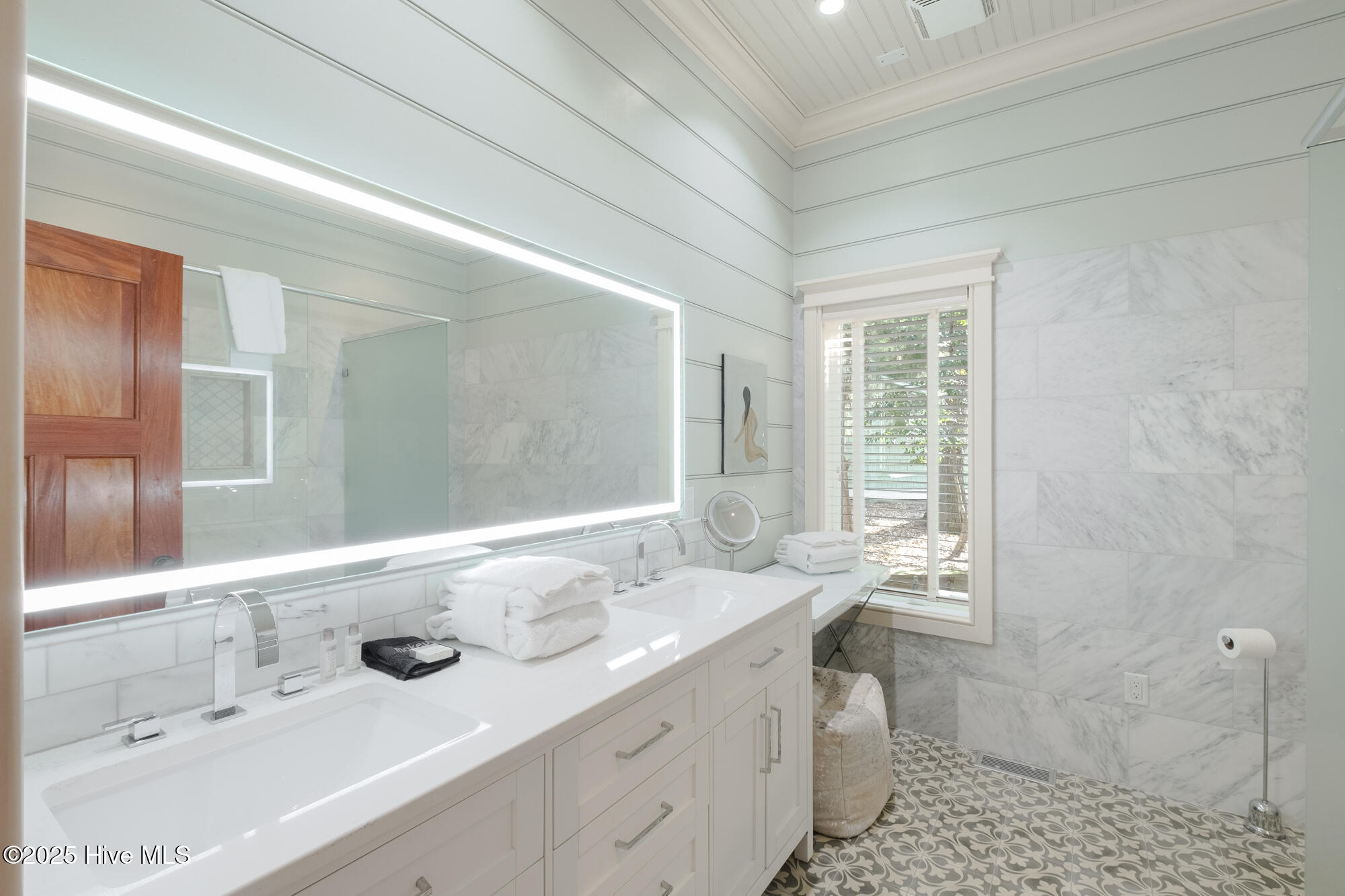 100517307 | Photo 21