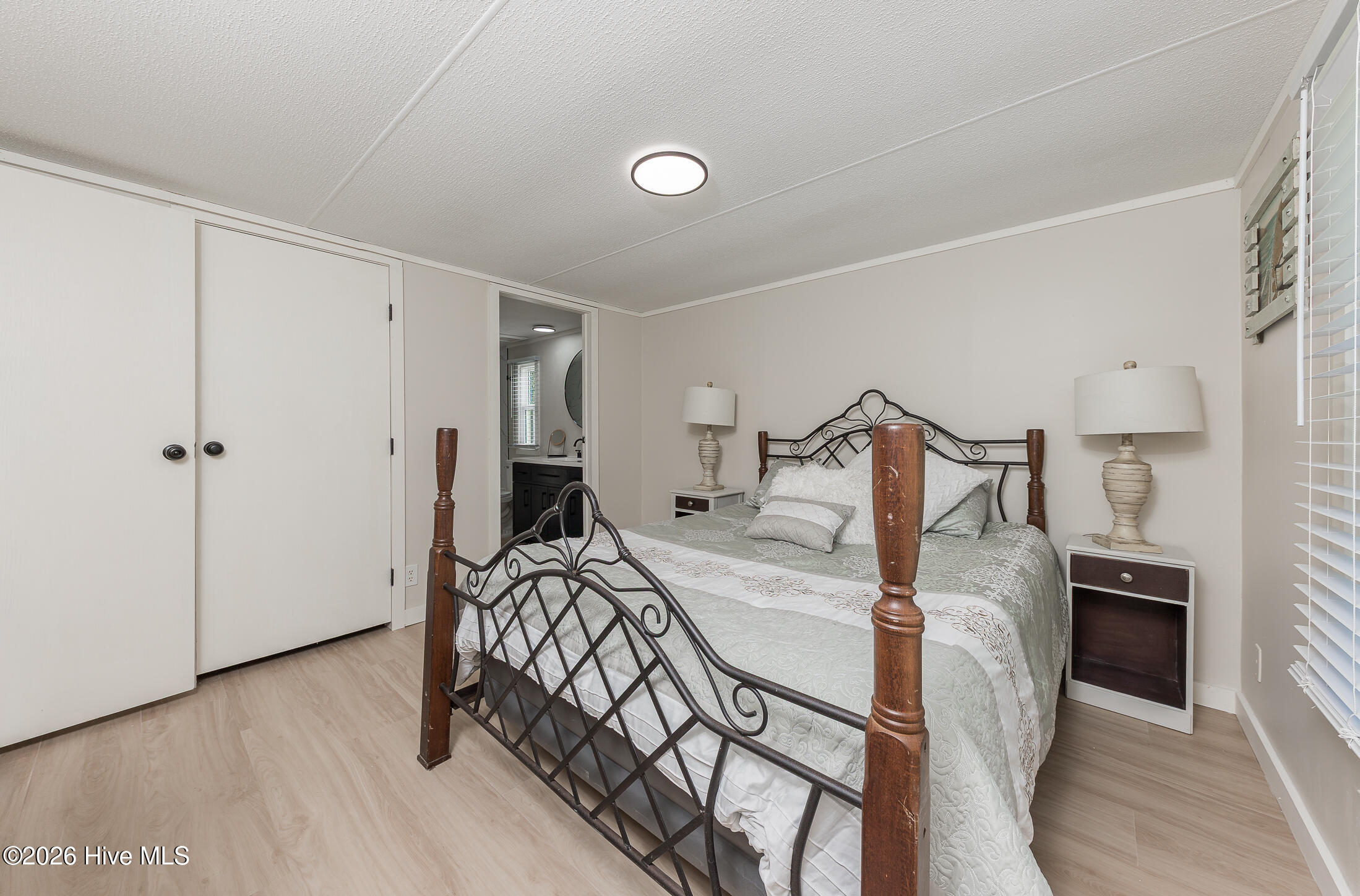 100570278 | Photo 33