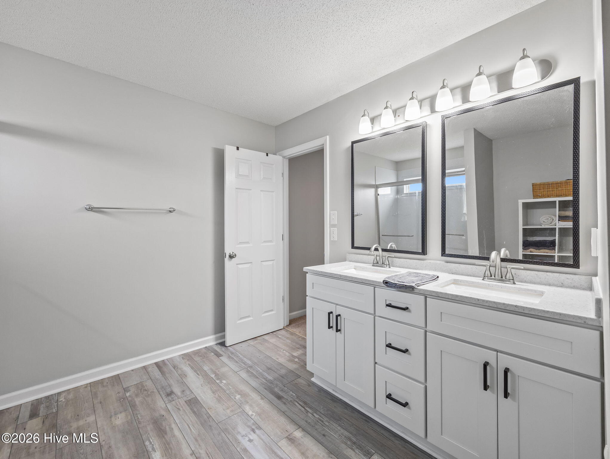 100566884 | Photo 27