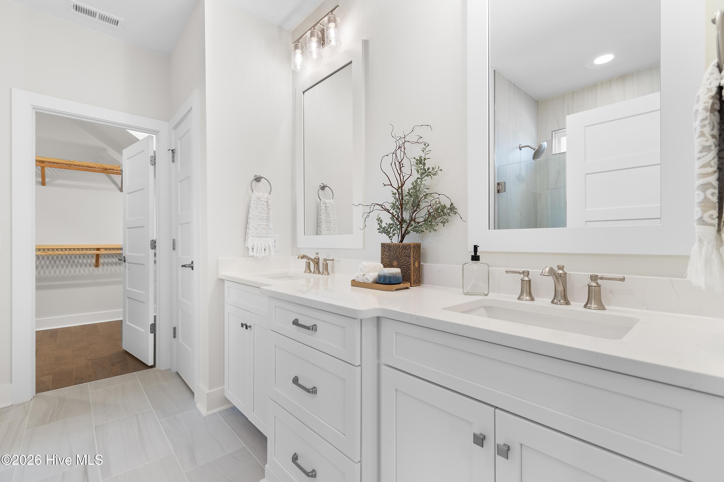 100525148 | Photo 32