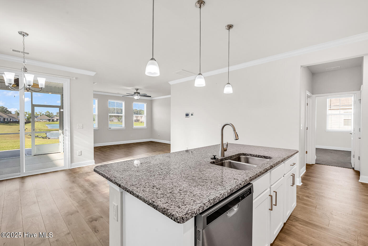 100547571 | Photo 16