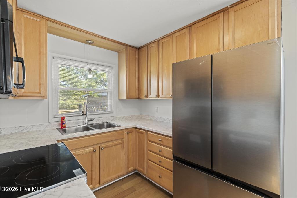 100553306 | Photo 15