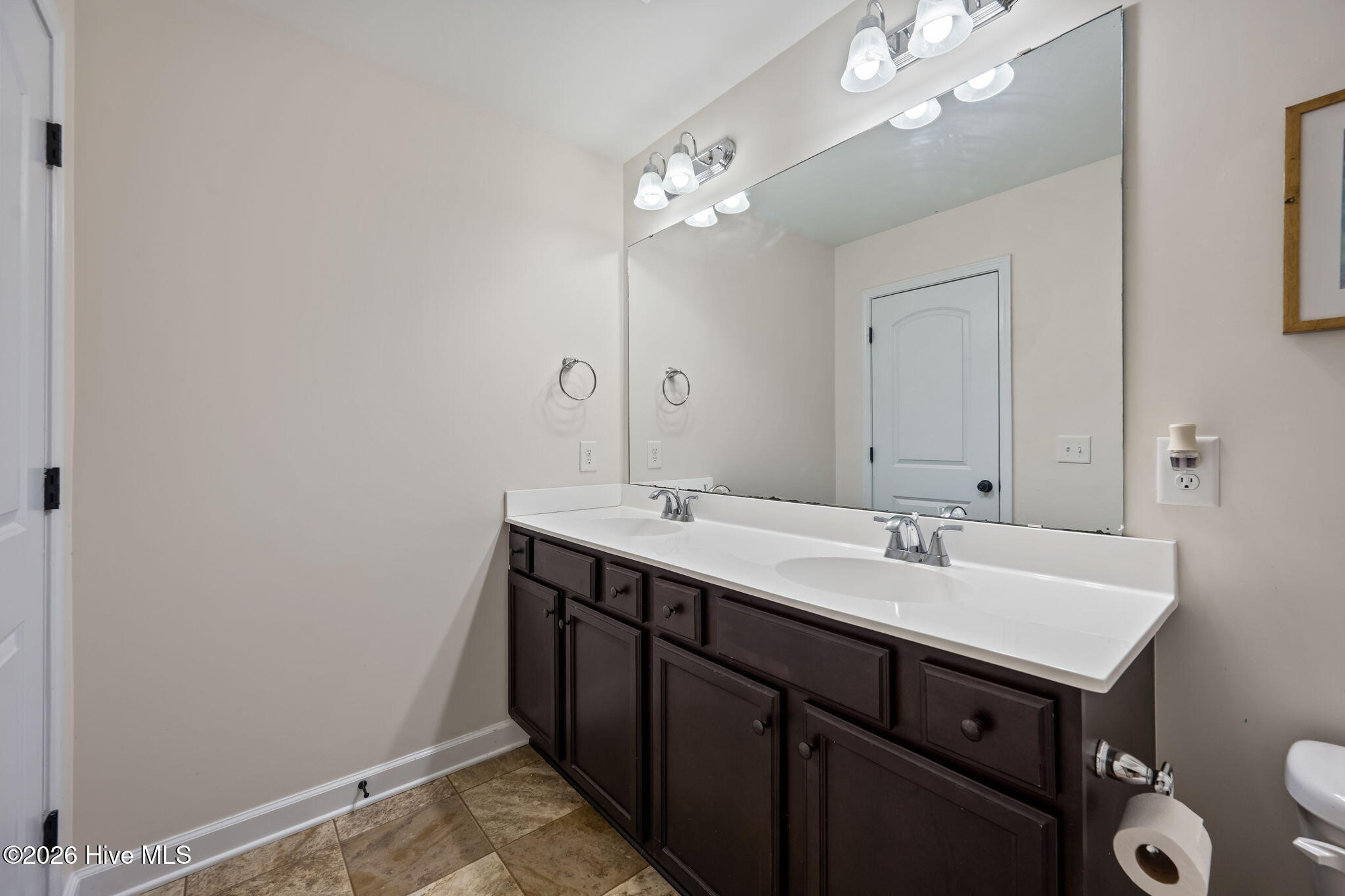 100557643 | Photo 33