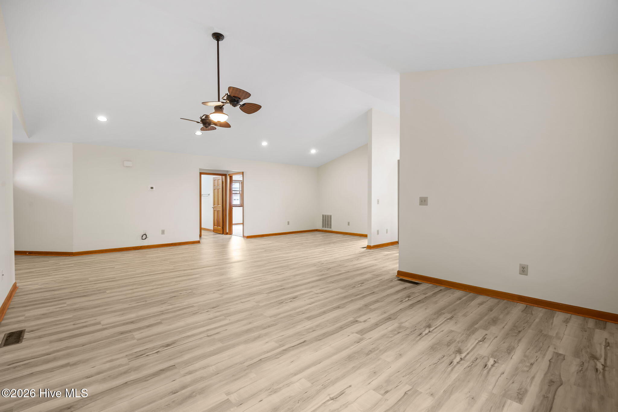 100565896 | Photo 14