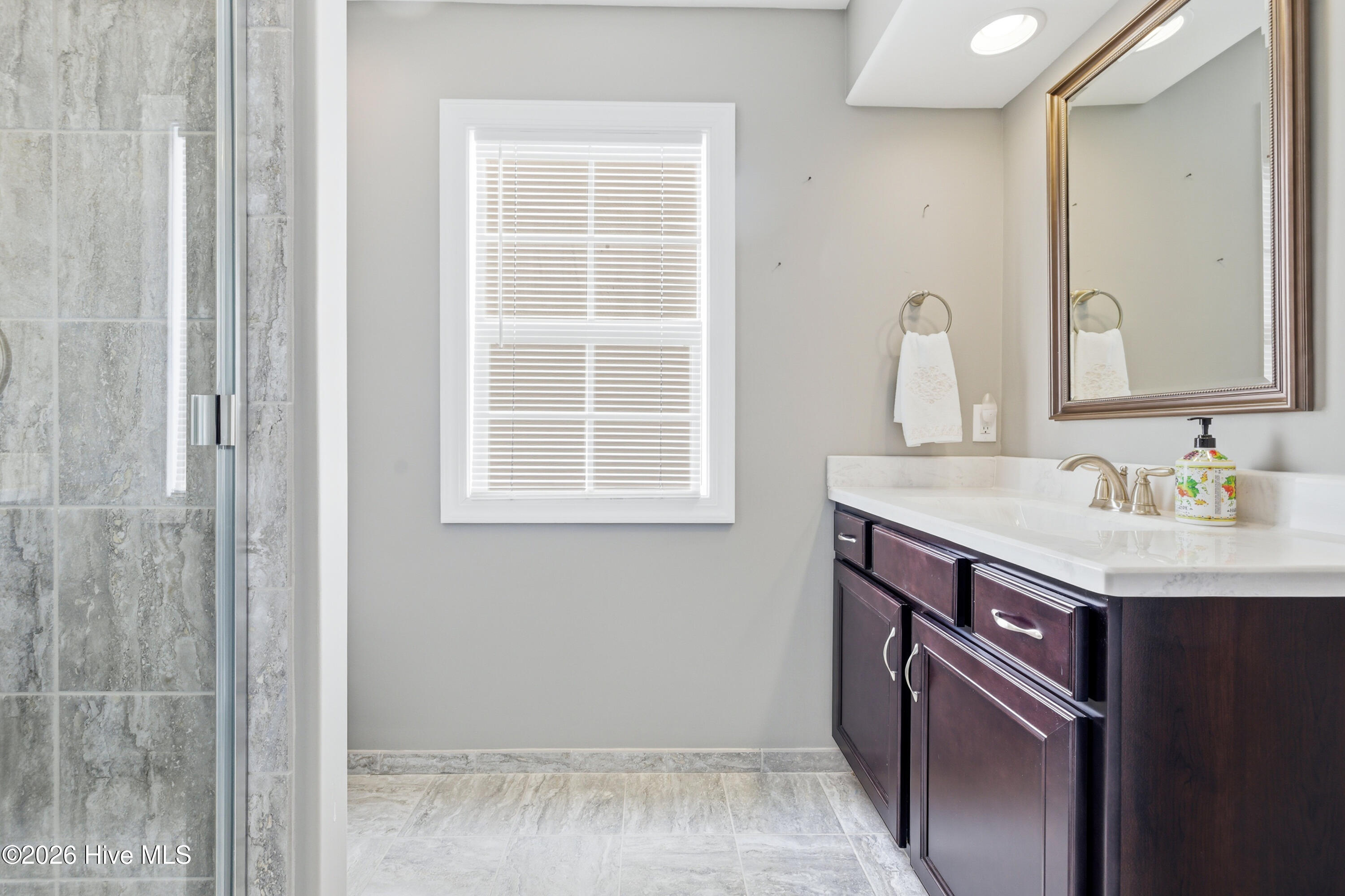 100550205 | Photo 46