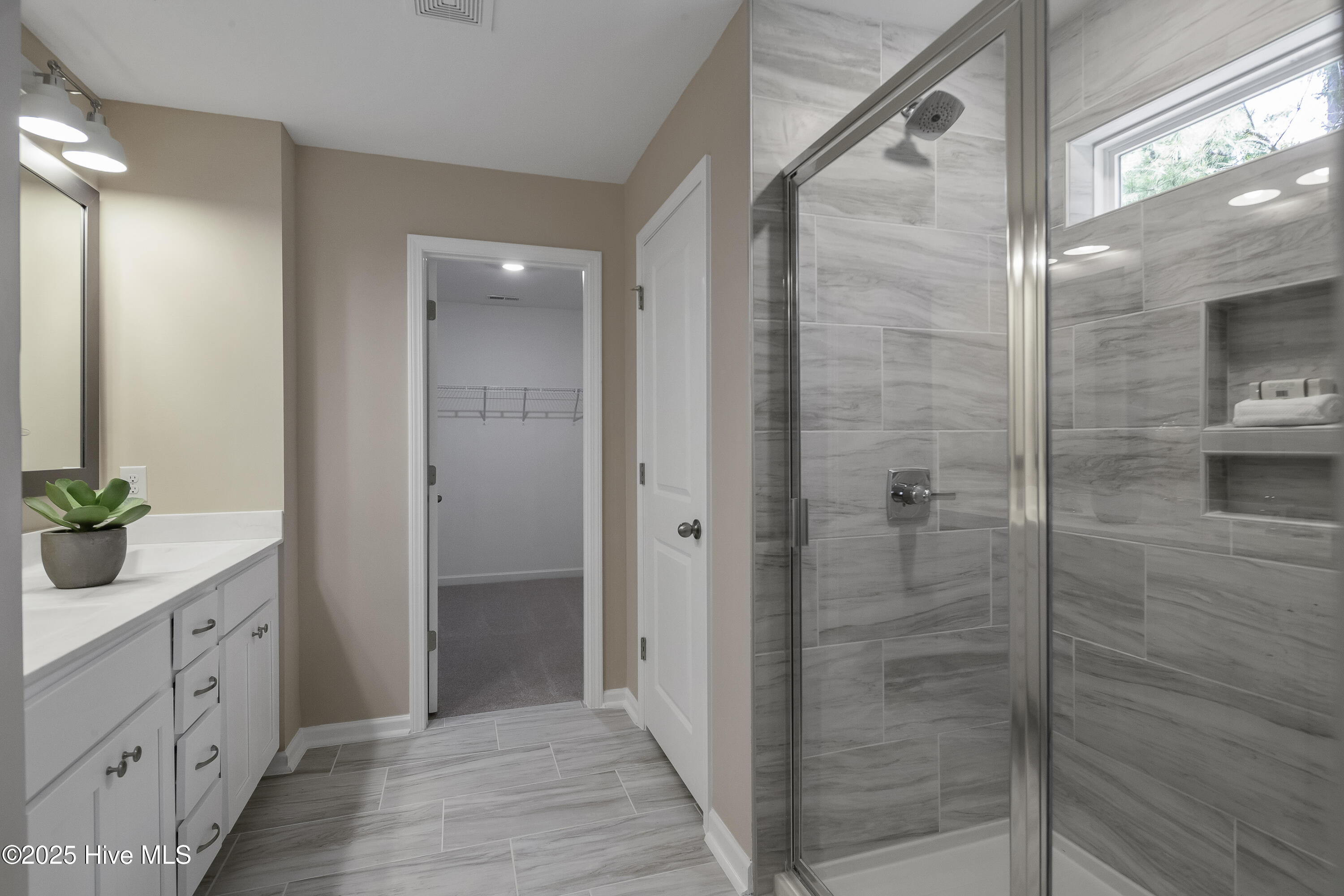 100522171 | Photo 15