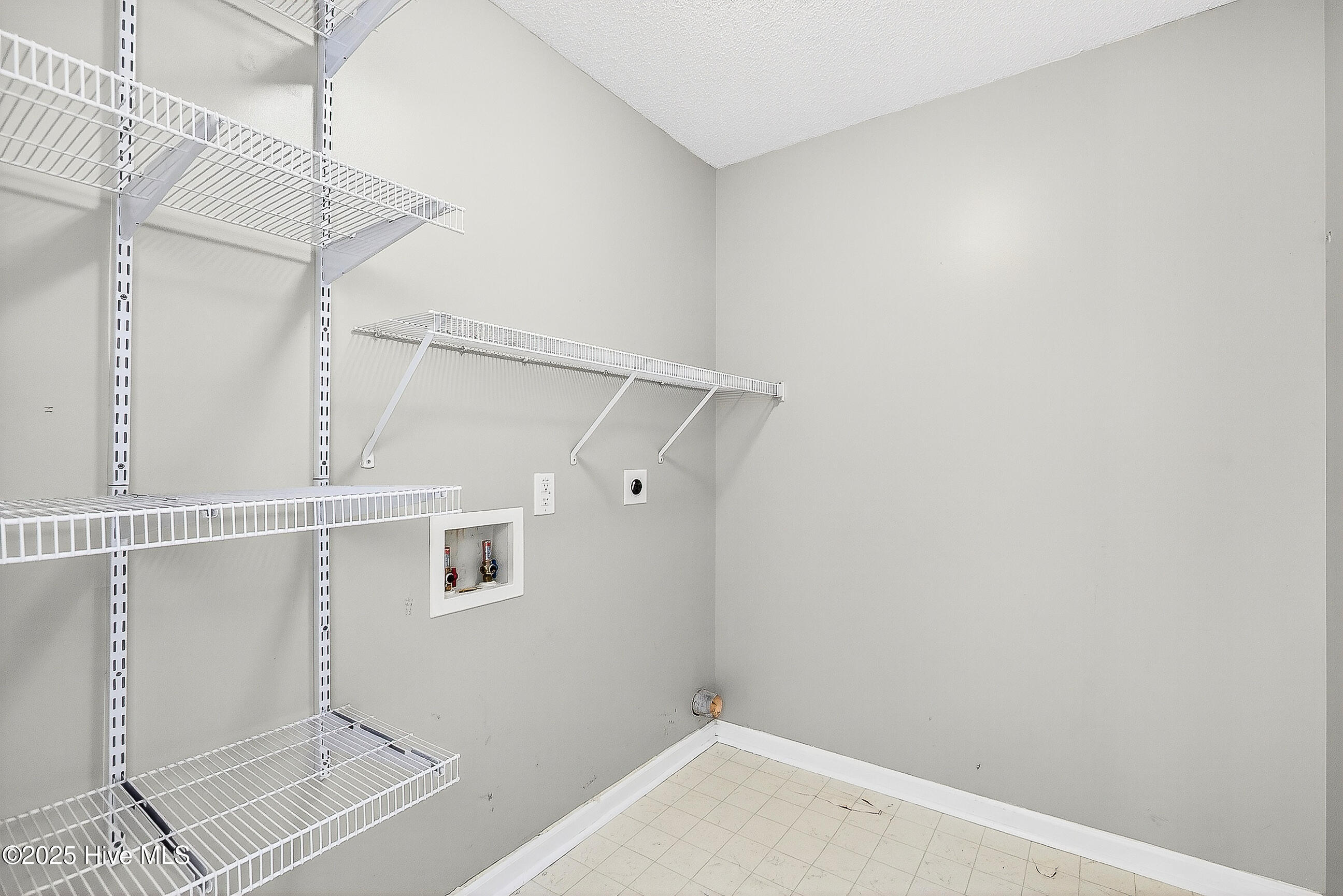 100540052 | Photo 28