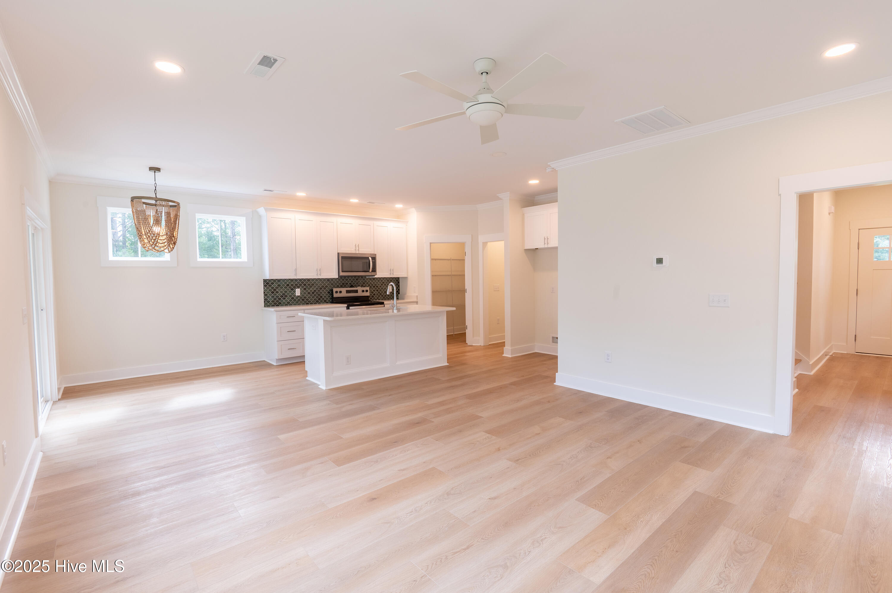 100518450 | Photo 12