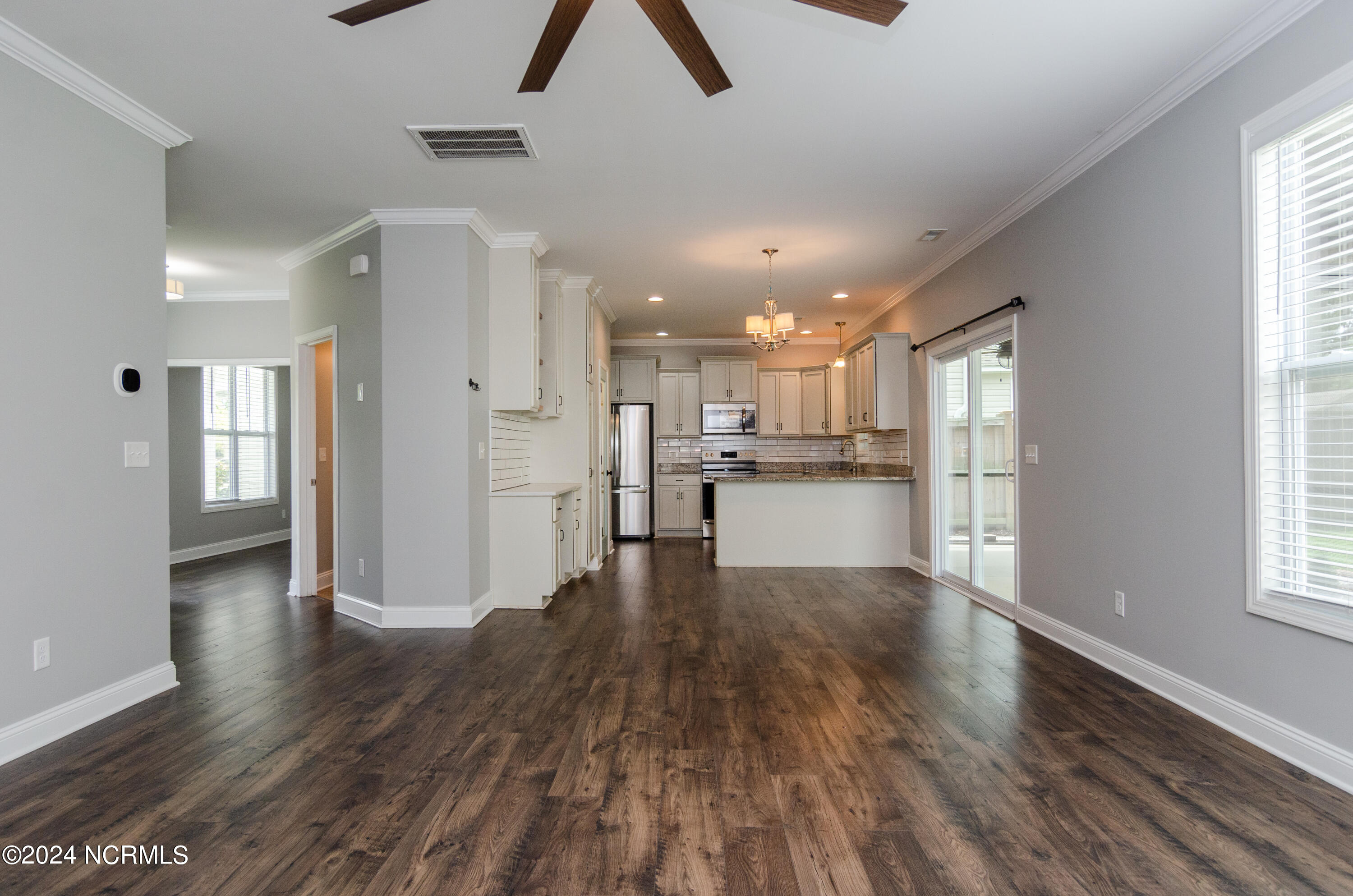 100547679 | Photo 12