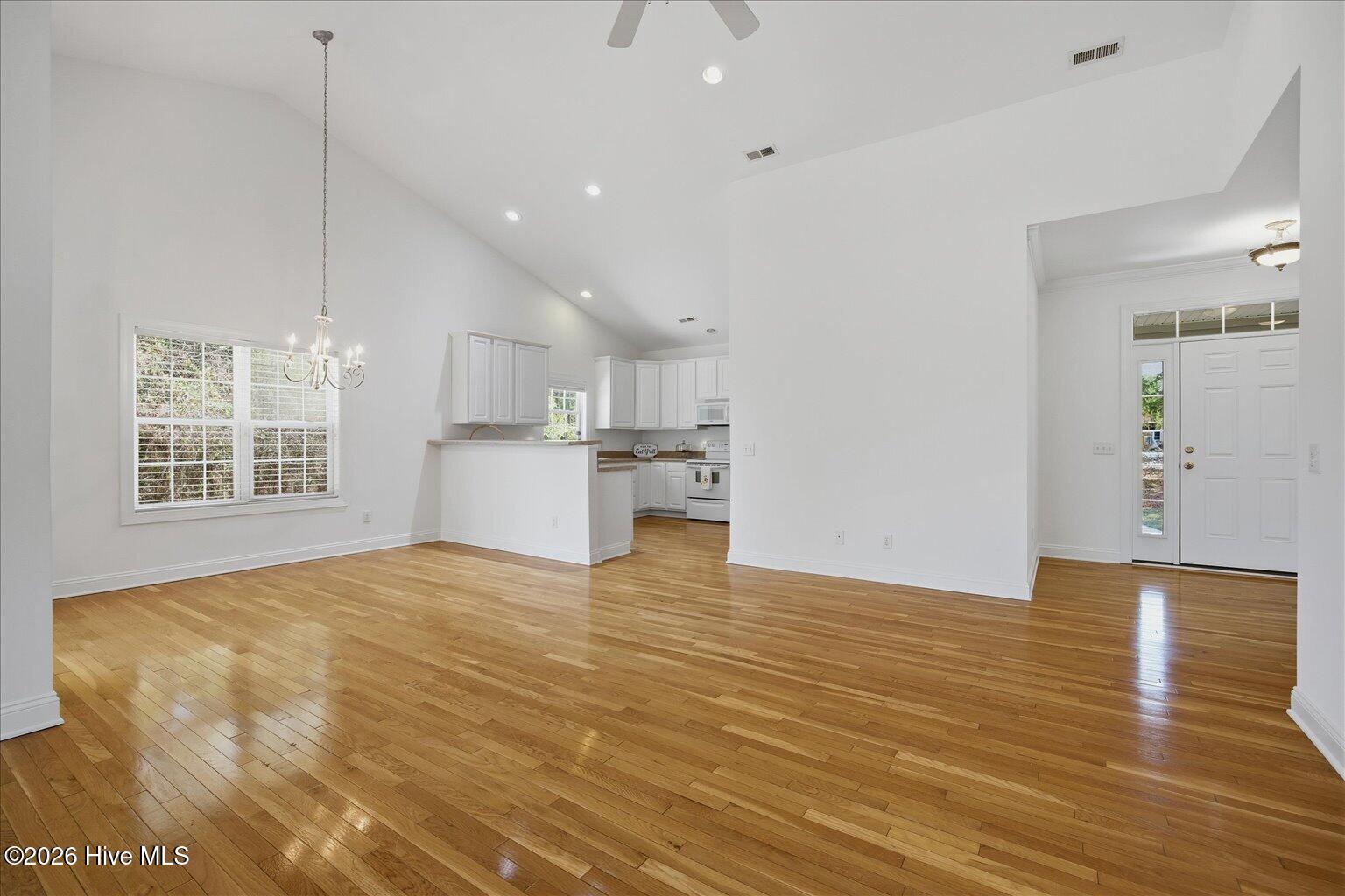 100564085 | Photo 17