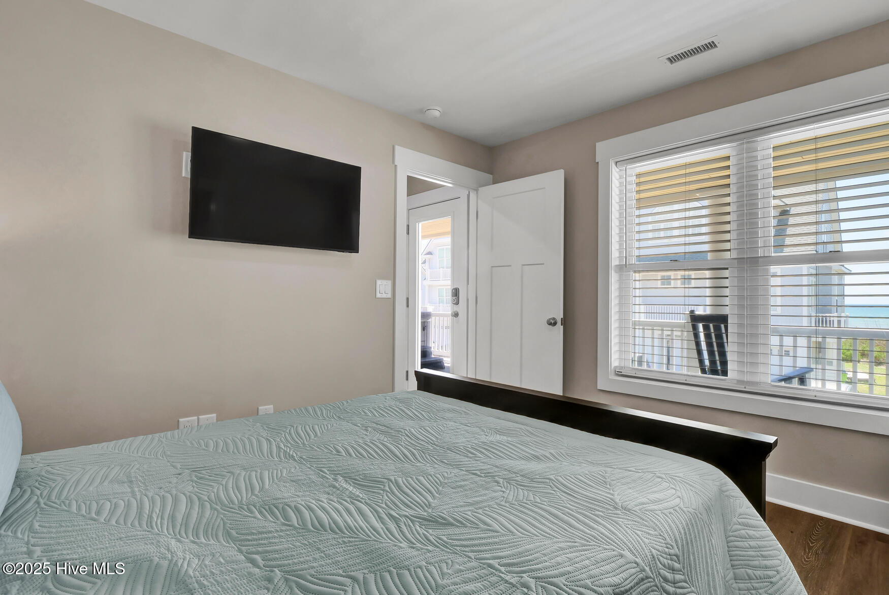 100544154 | Photo 64