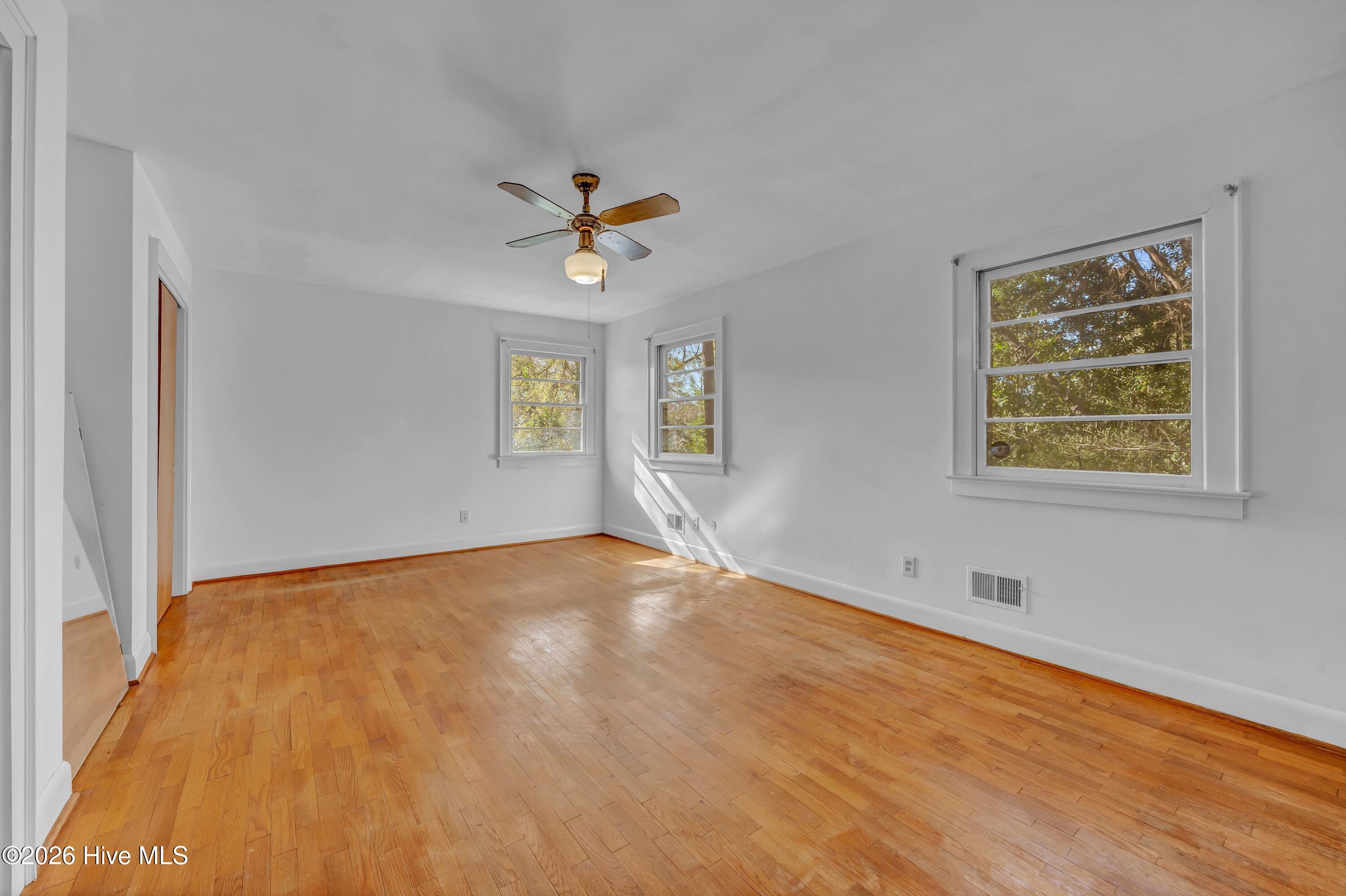 100560709 | Photo 15