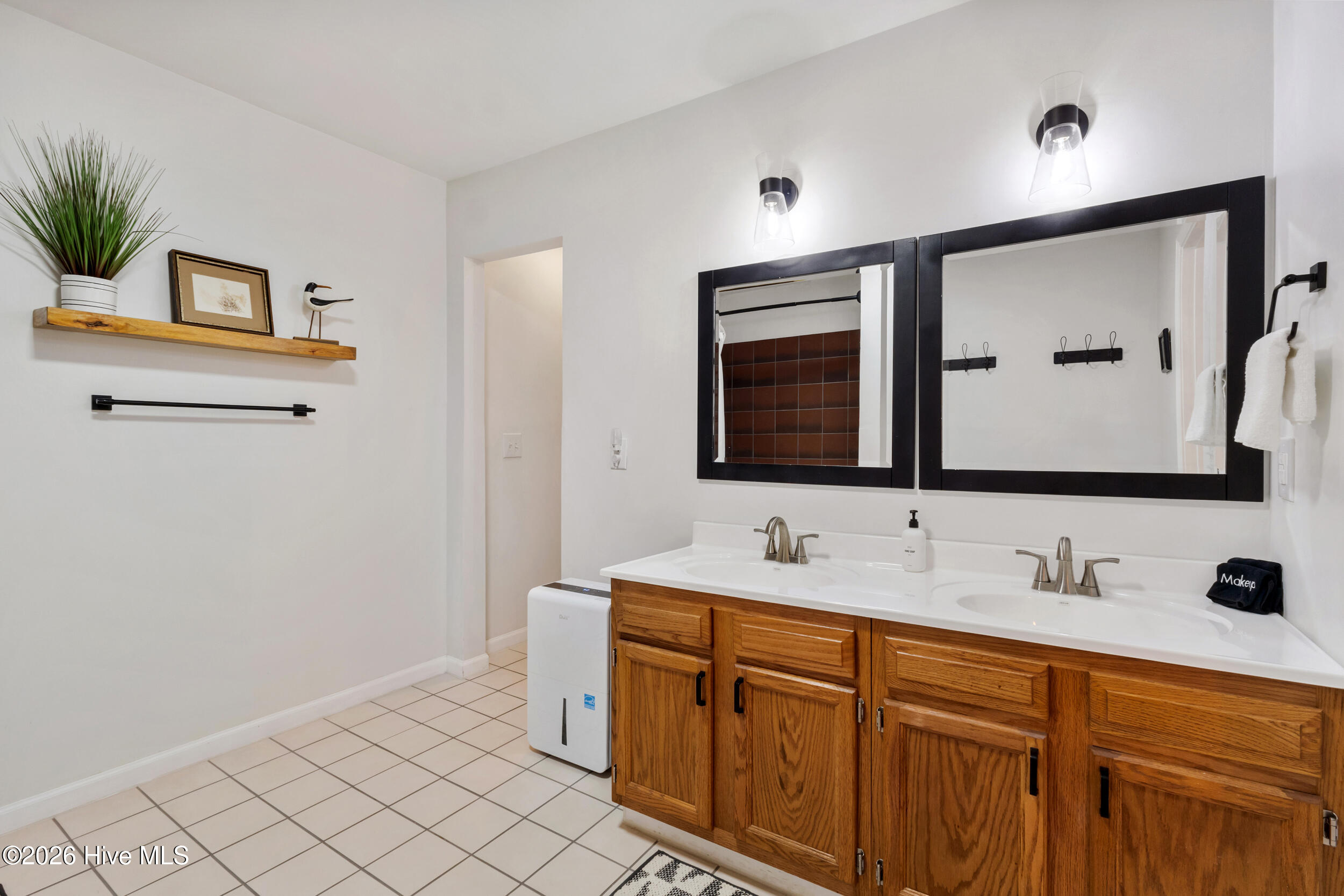 100565367 | Photo 21