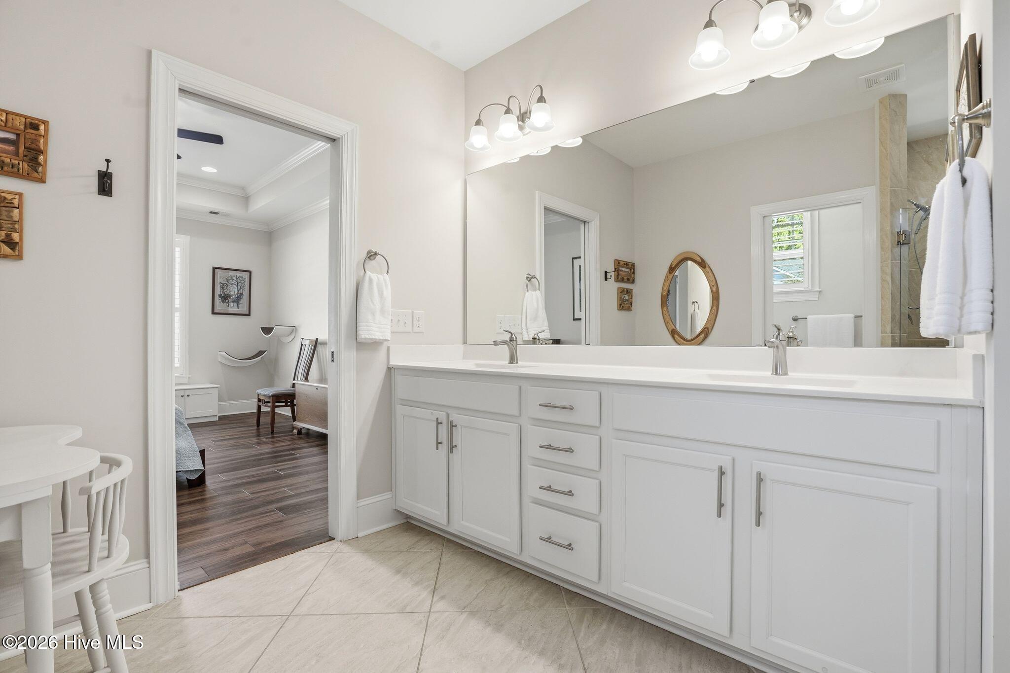 100559439 | Photo 51