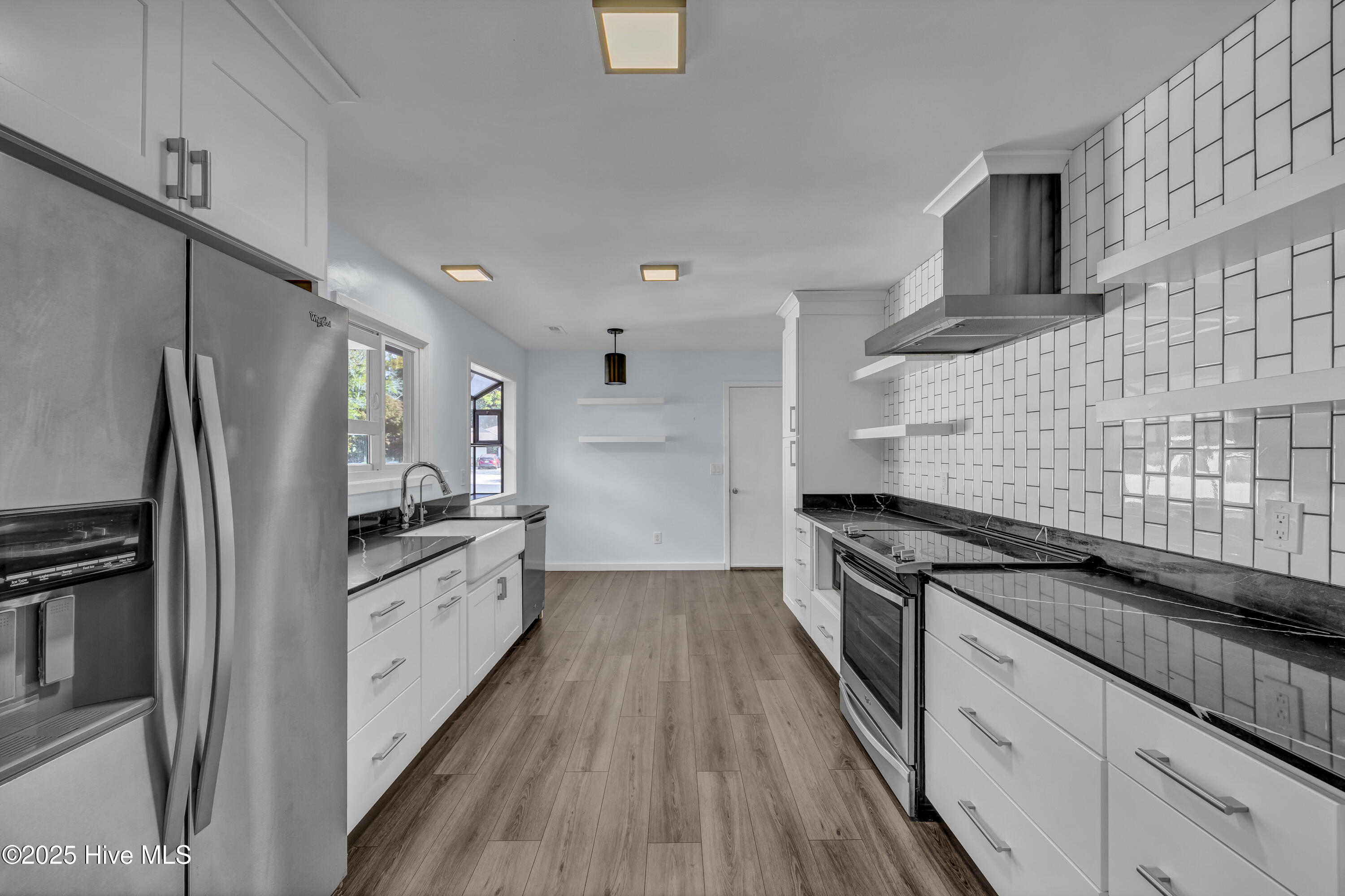 100540470 | Photo 11