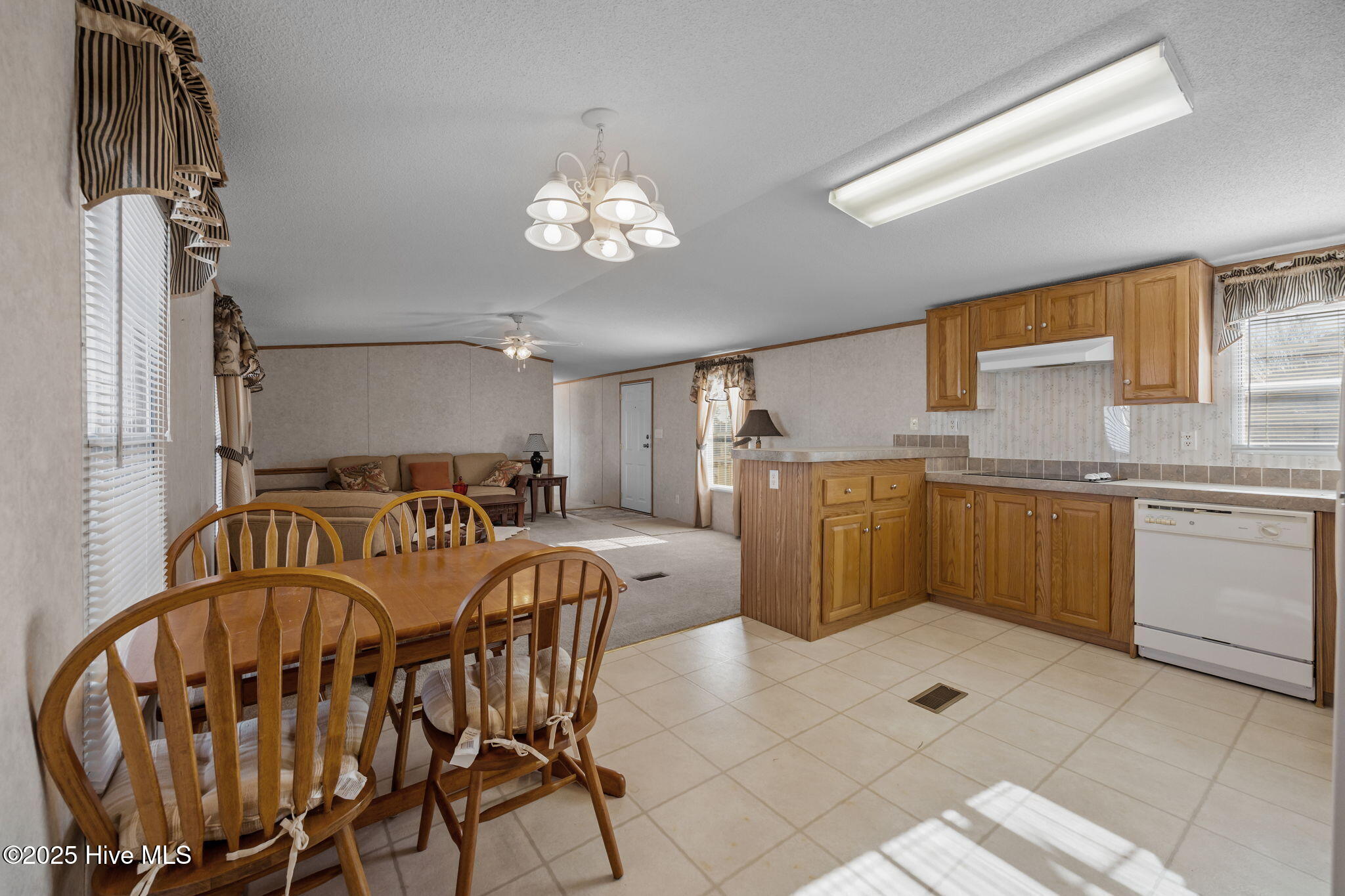 100545328 | Photo 15