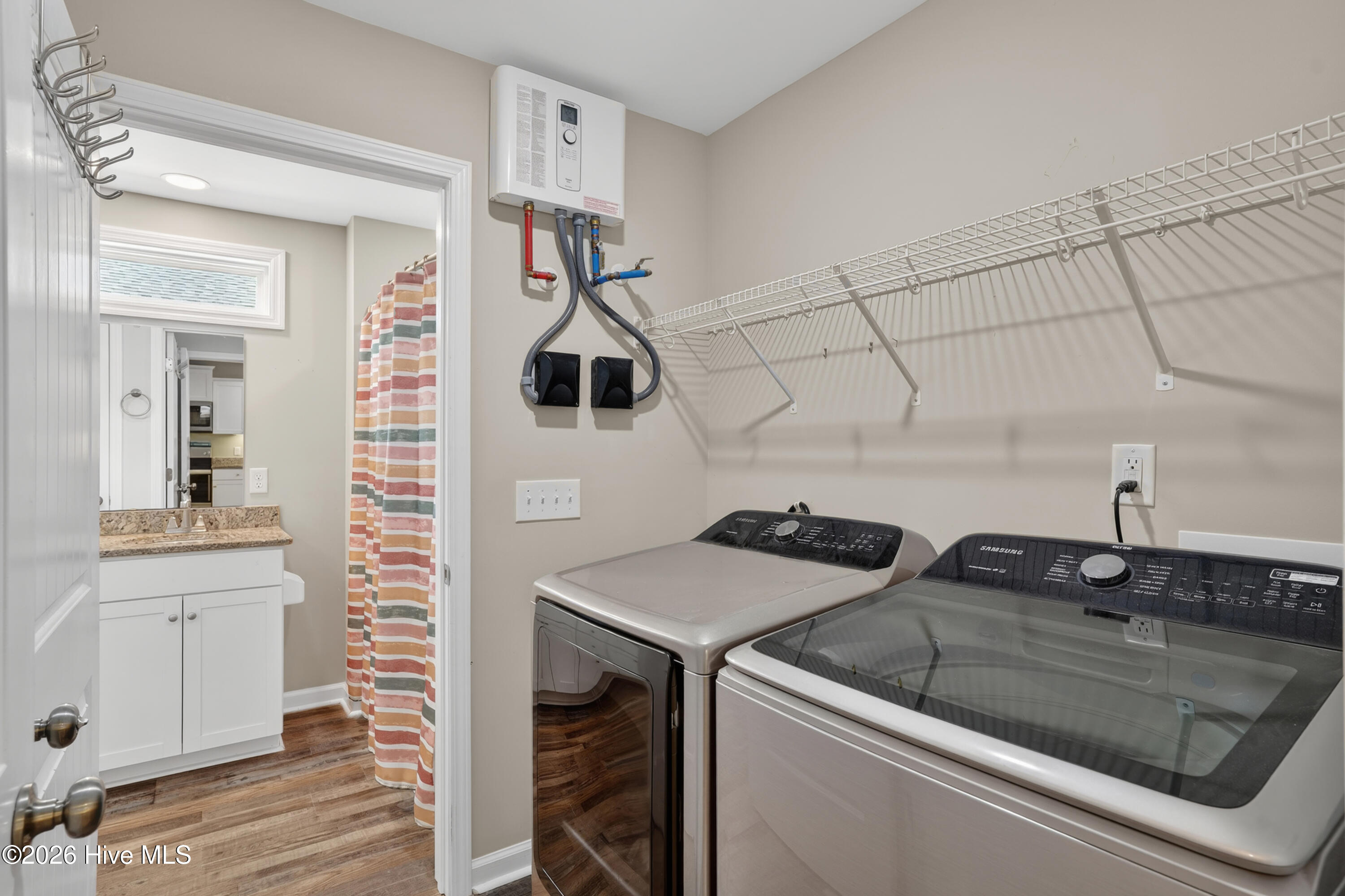 100570645 | Photo 24