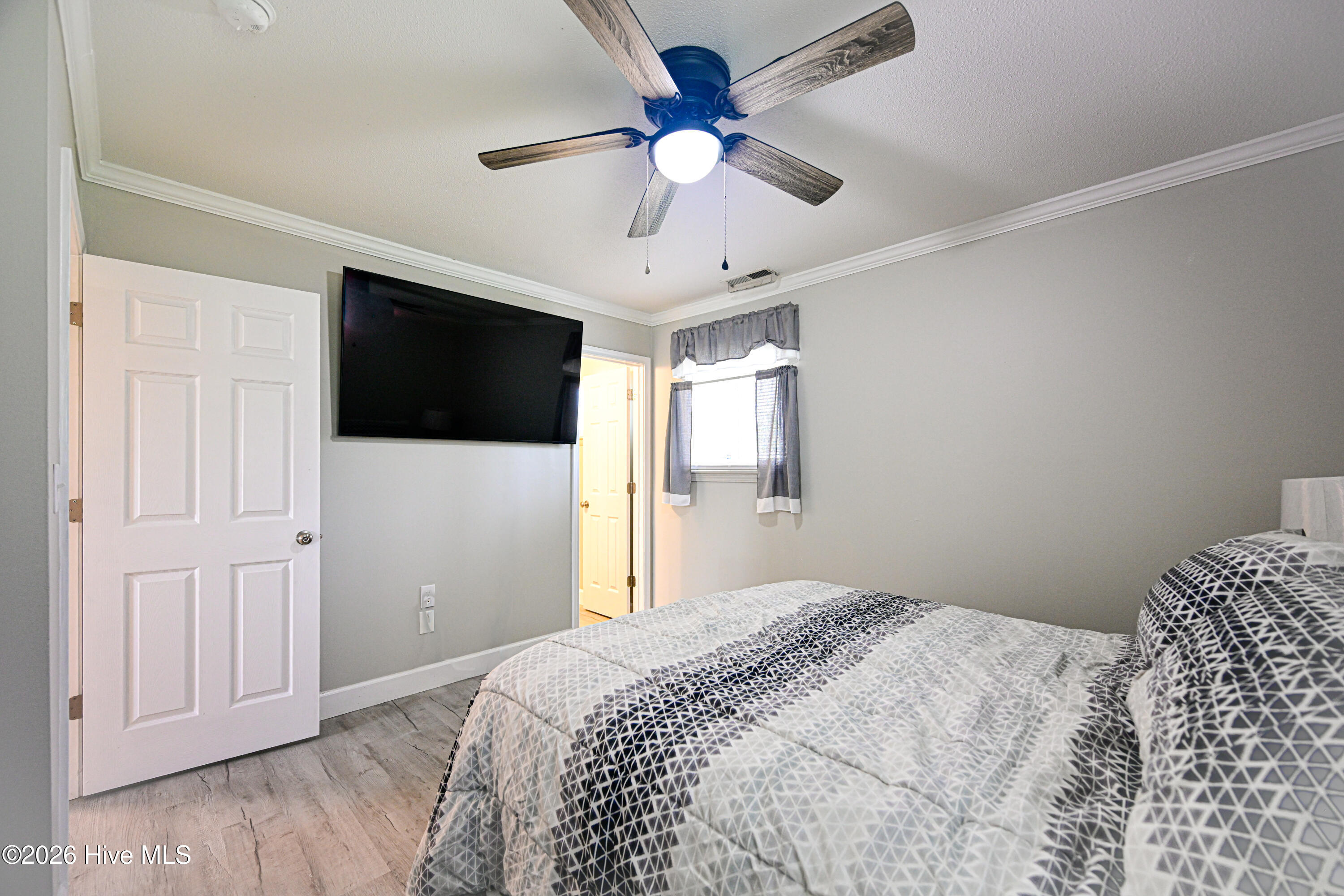 100564007 | Photo 26