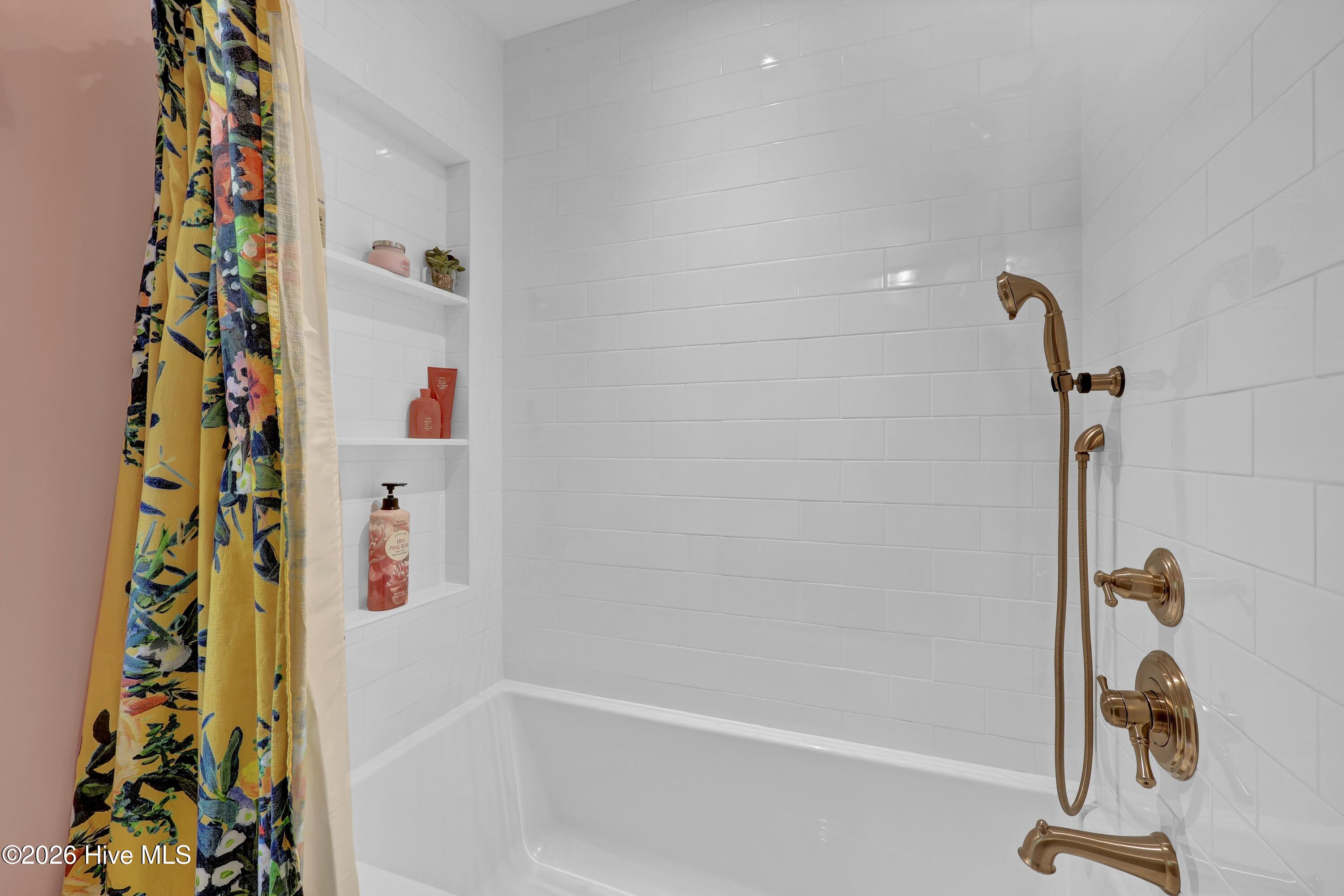 100569392 | Photo 36